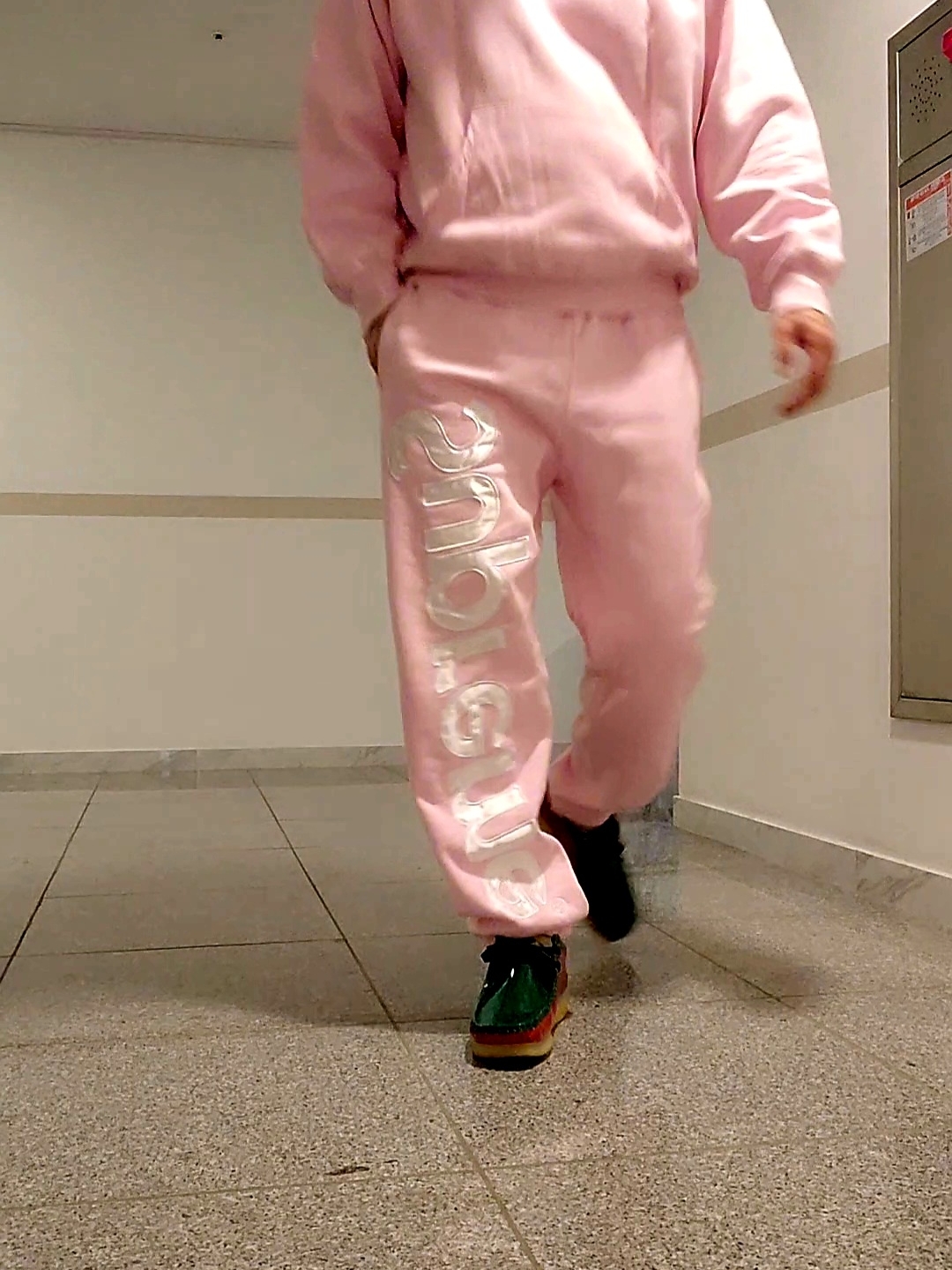 Supreme Satin Applique Hooded Sweatshirt Light Pink - 23FW, Supreme Satin Applique Sweatpants Light Pink - 23FW 착용 스타일 - 4