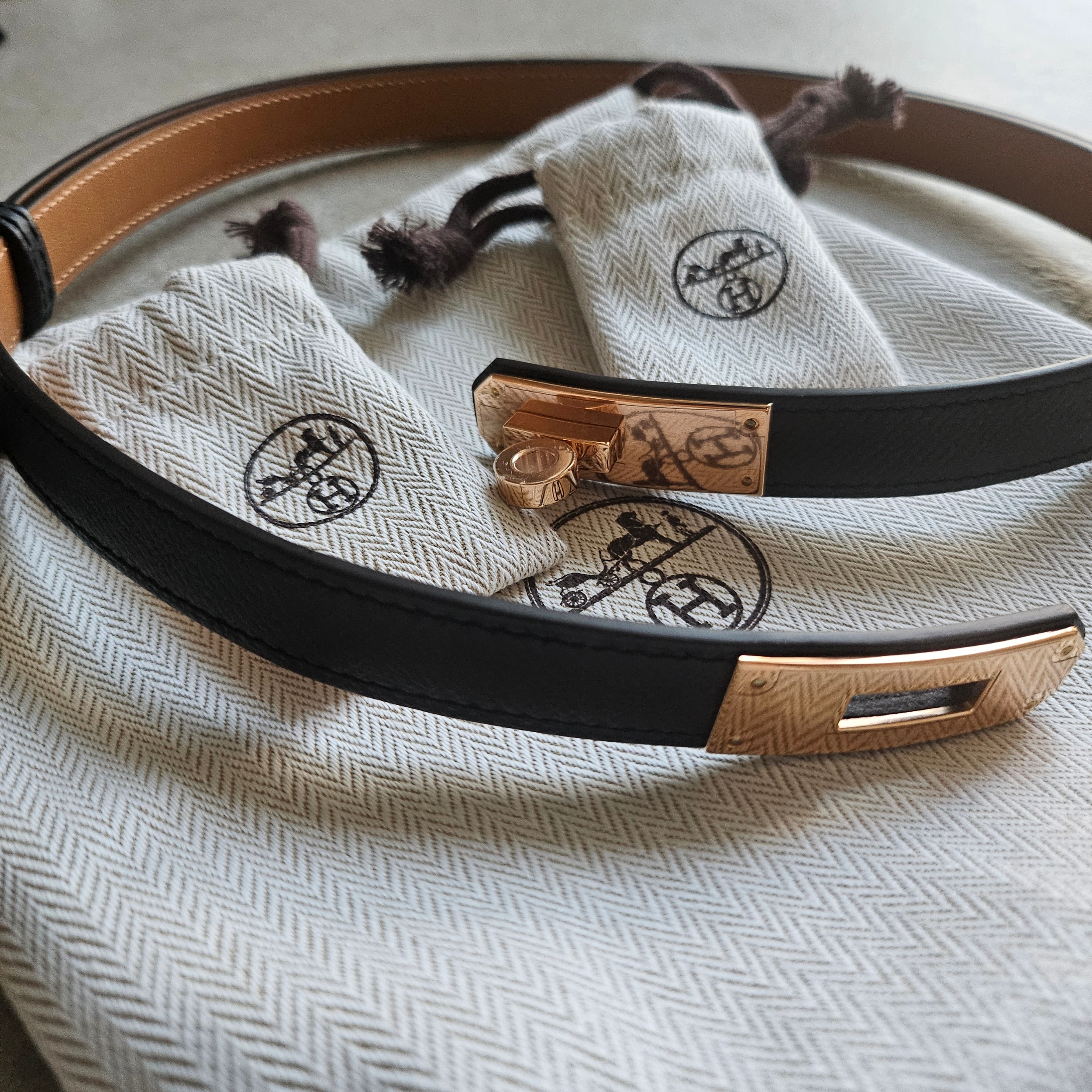 (W) Hermes Kelly 18 Belt Epsom & Rose Gold Noir 착용 스타일 - 1