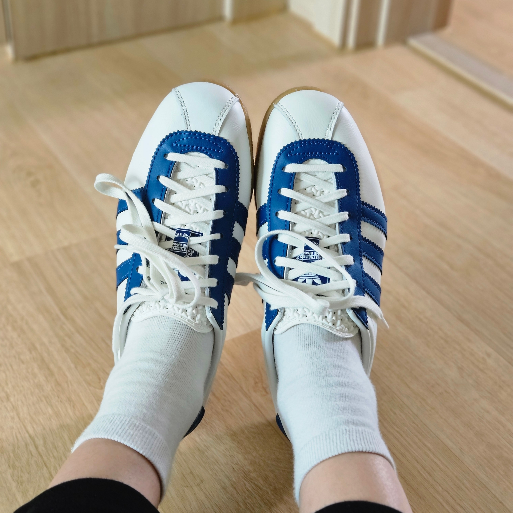 Adidas London Core White Dark Marine 착용 스타일 - 1