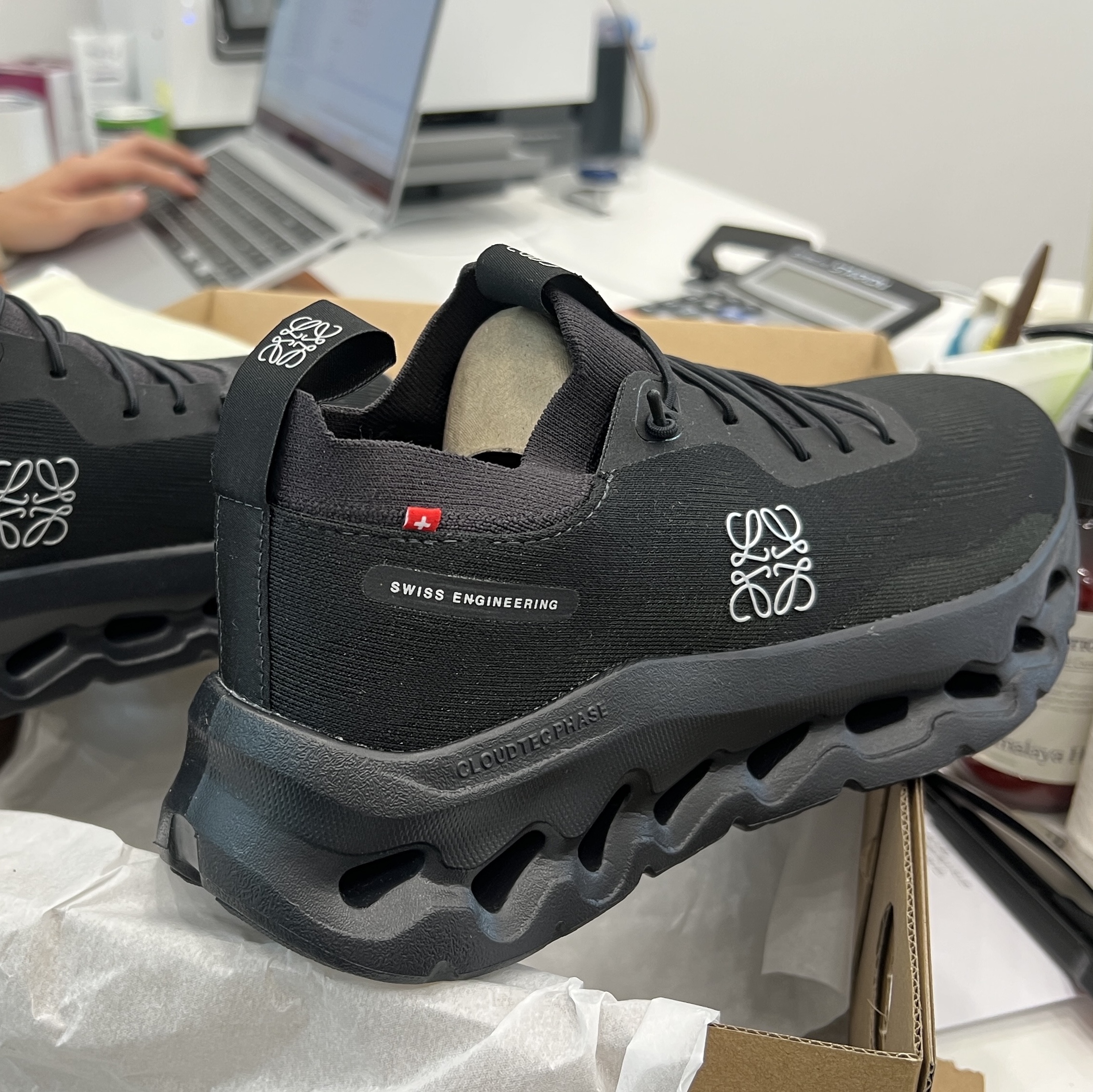 Loewe x On Running Cloudtilt All Black 착용 스타일 - 1