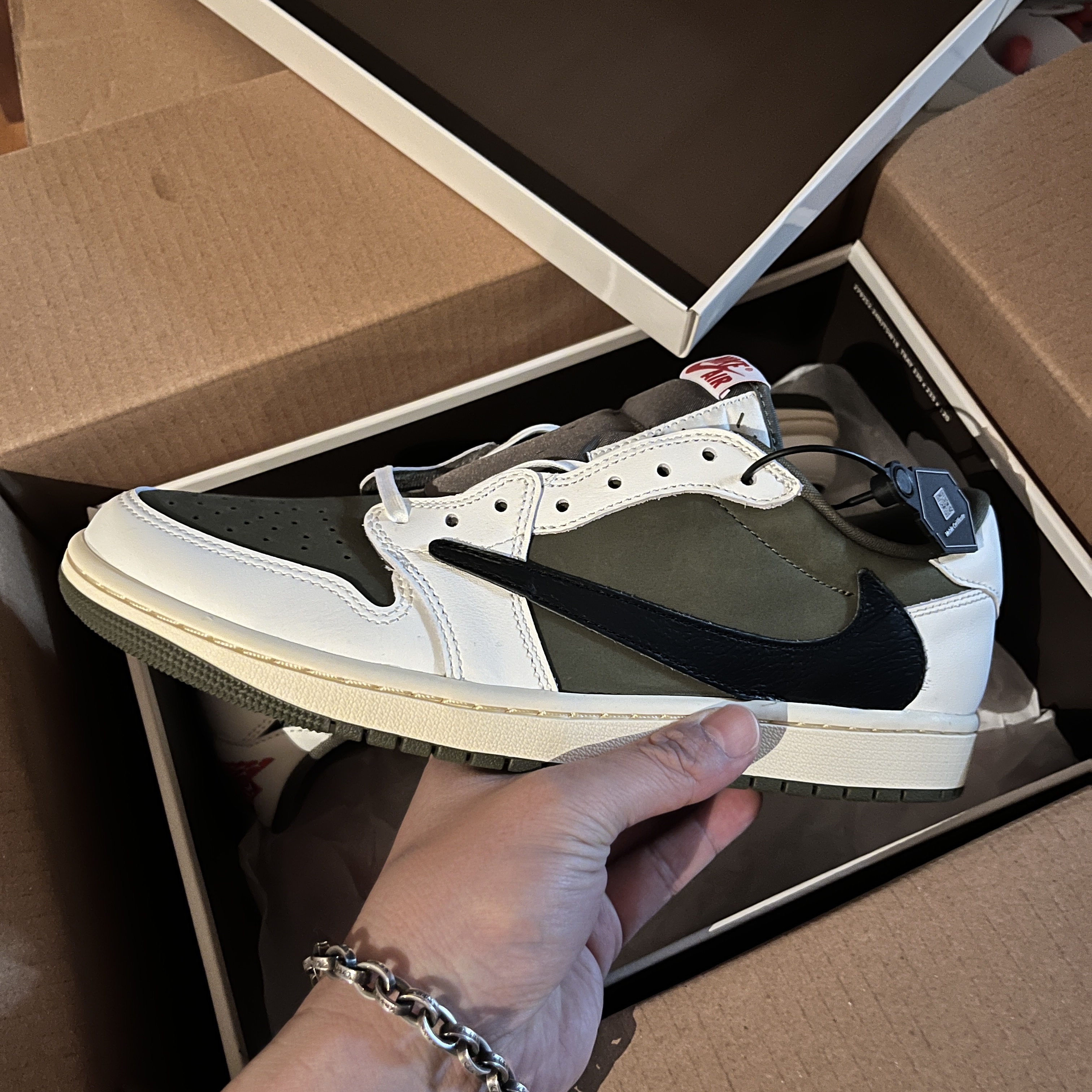 Jordan 1 x Travis Scott Retro Low OG SP Reverse Olive, Jordan x Travis Scott Jumpman Jack TR Sail and Dark Mocha 착용 스타일 - 3