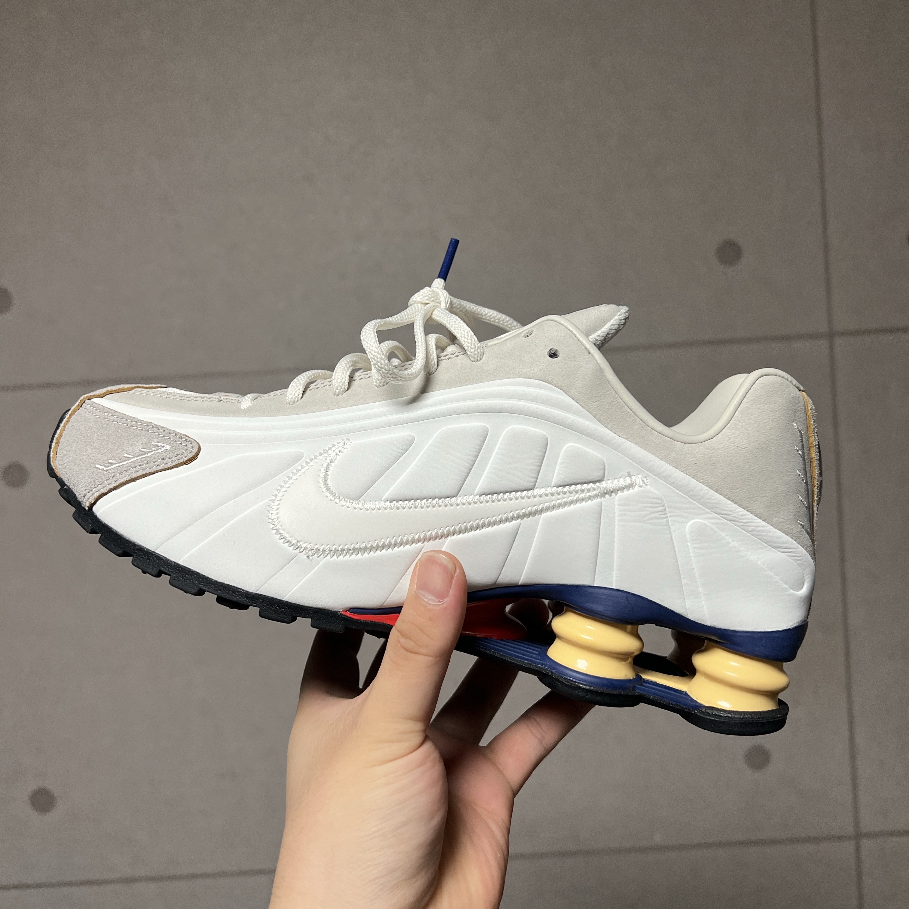 Nike Shox R4 PRM Light Iron Ore and Phantom 착용 스타일 - 2