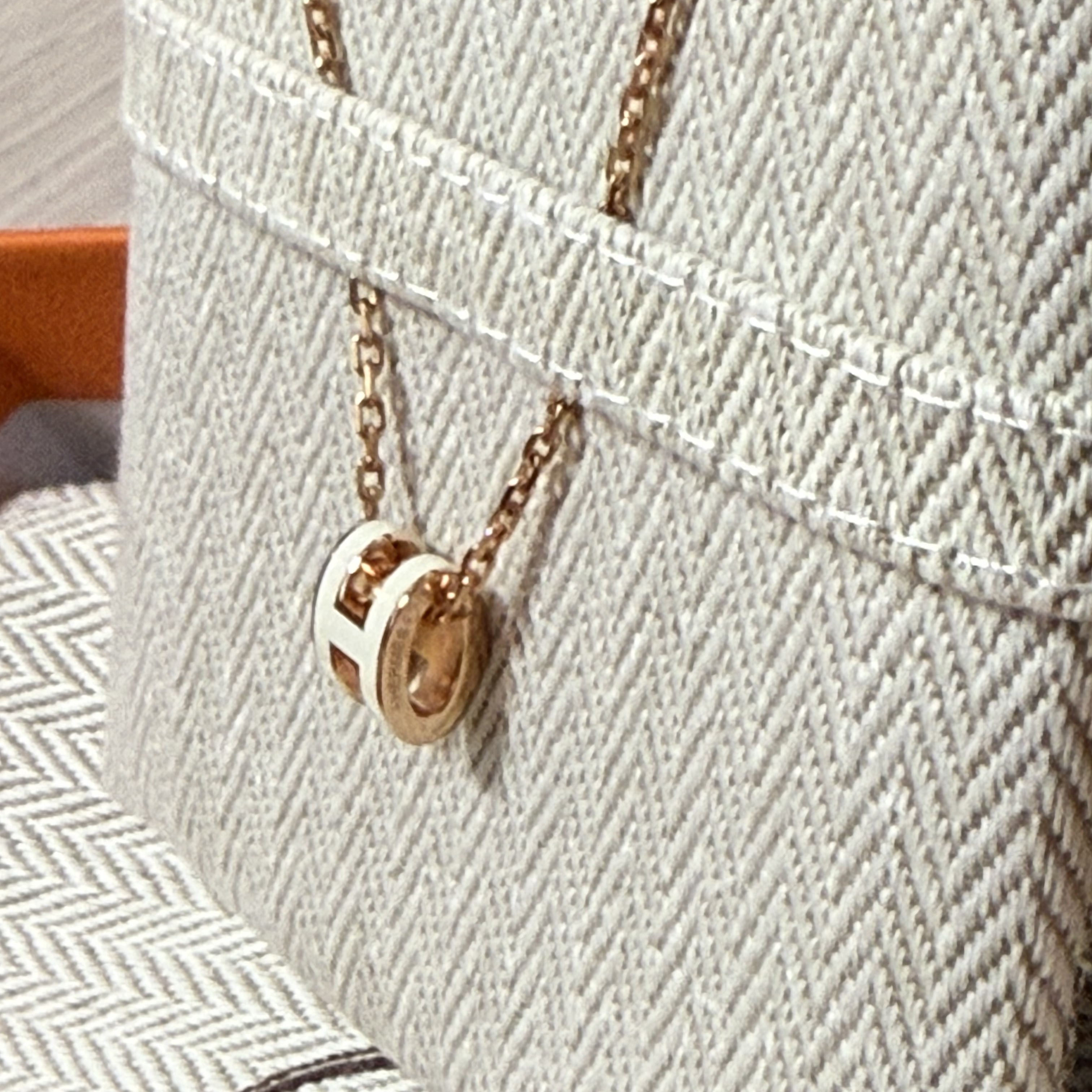 (W) Hermes Mini Pop H Pendant Rose Gold & Blanc 착용 스타일 - 2