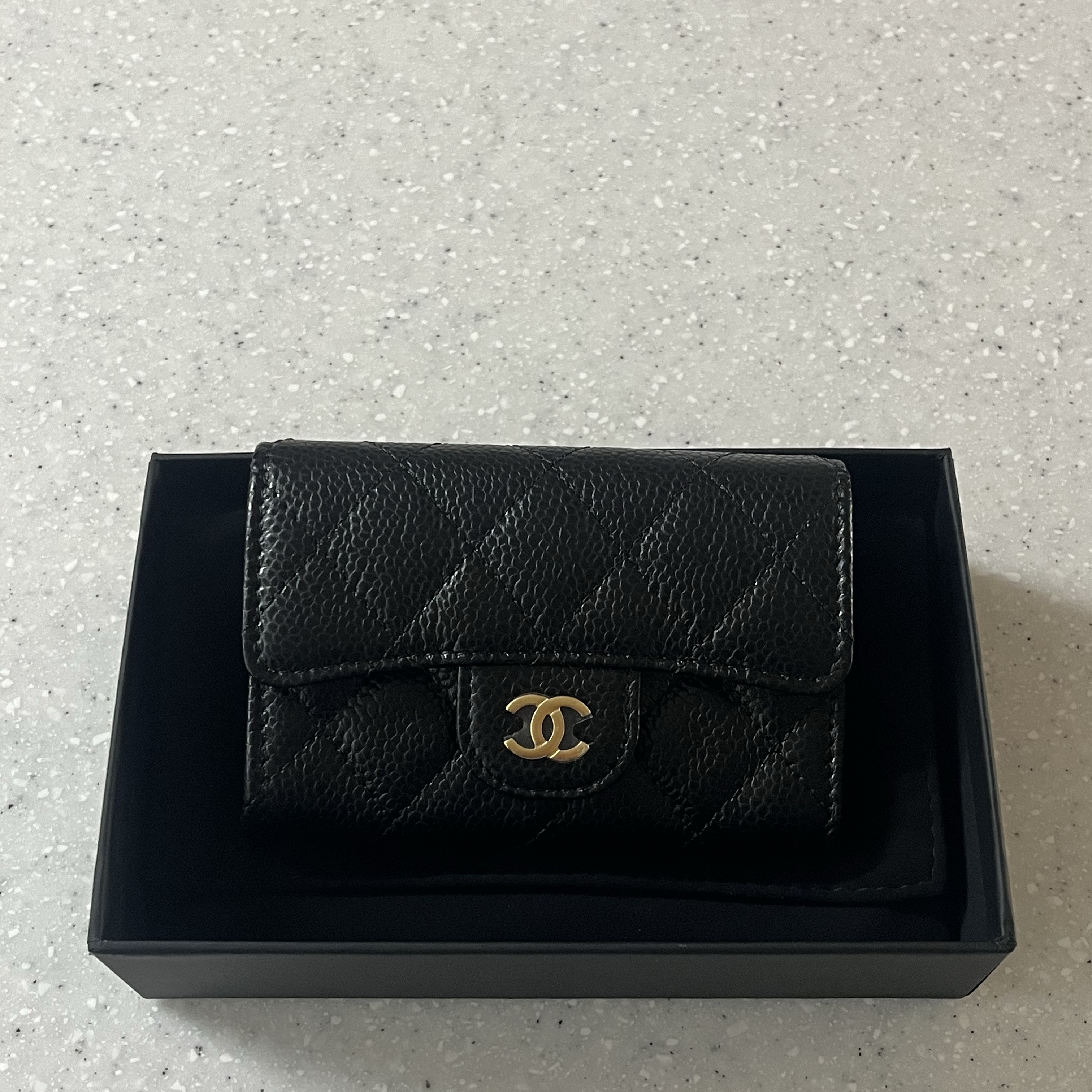 Chanel Classic Card Holder Grained Calfskin & Gold Black 착용 스타일 - 1