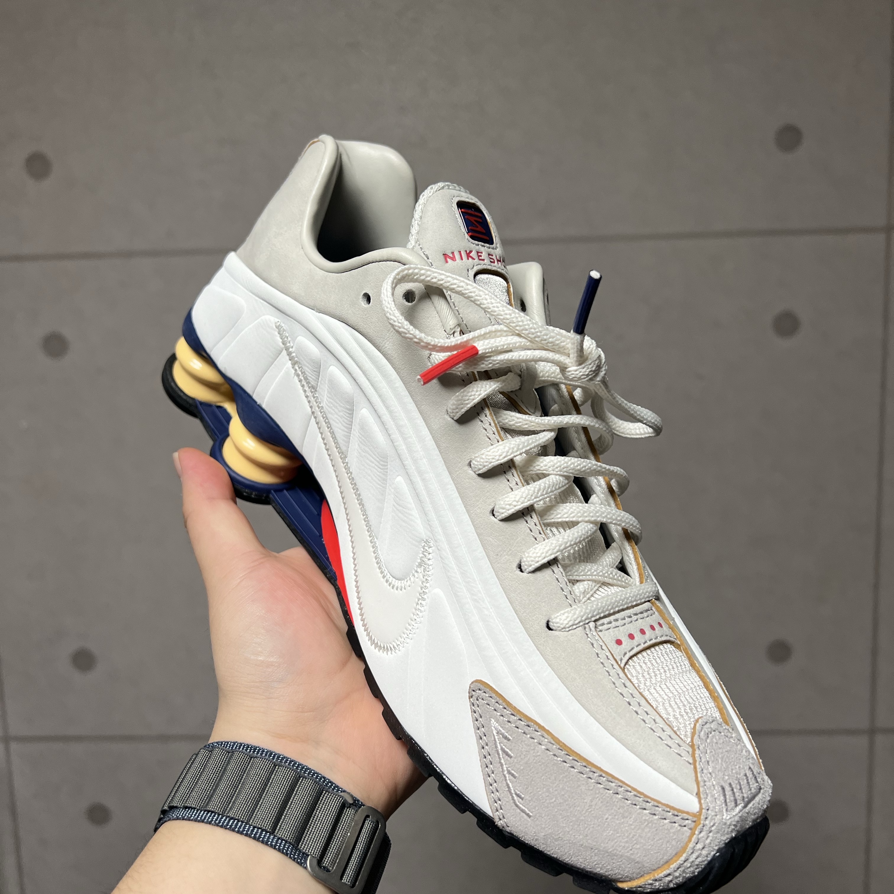 Nike Shox R4 PRM Light Iron Ore and Phantom 착용 스타일 - 1