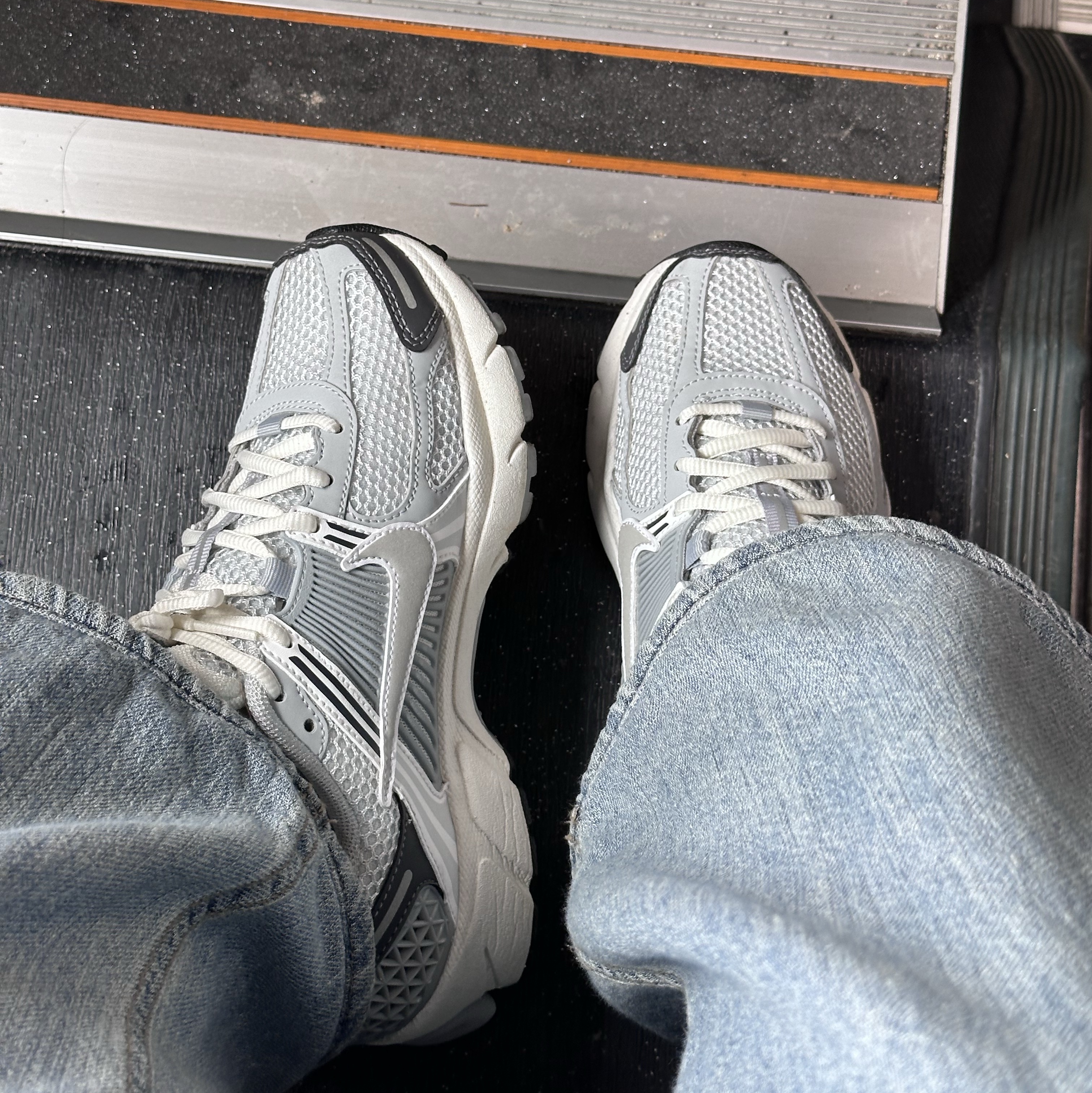 (W) Nike Zoom Vomero 5 Pure Platinum Metallic Silver 착용 스타일