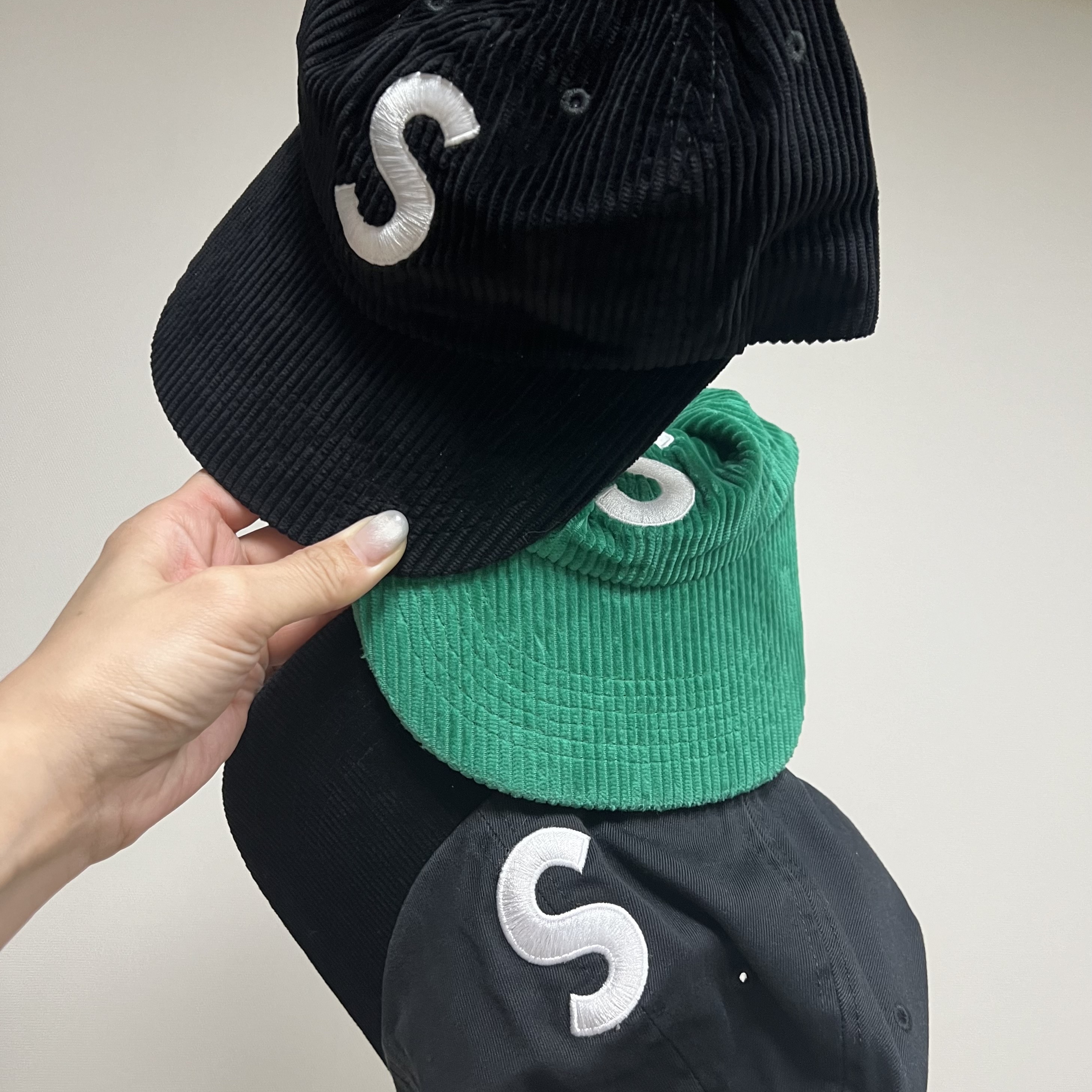 Supreme 2-Tone S Logo 6-Panel Black - 24SS 착용 스타일