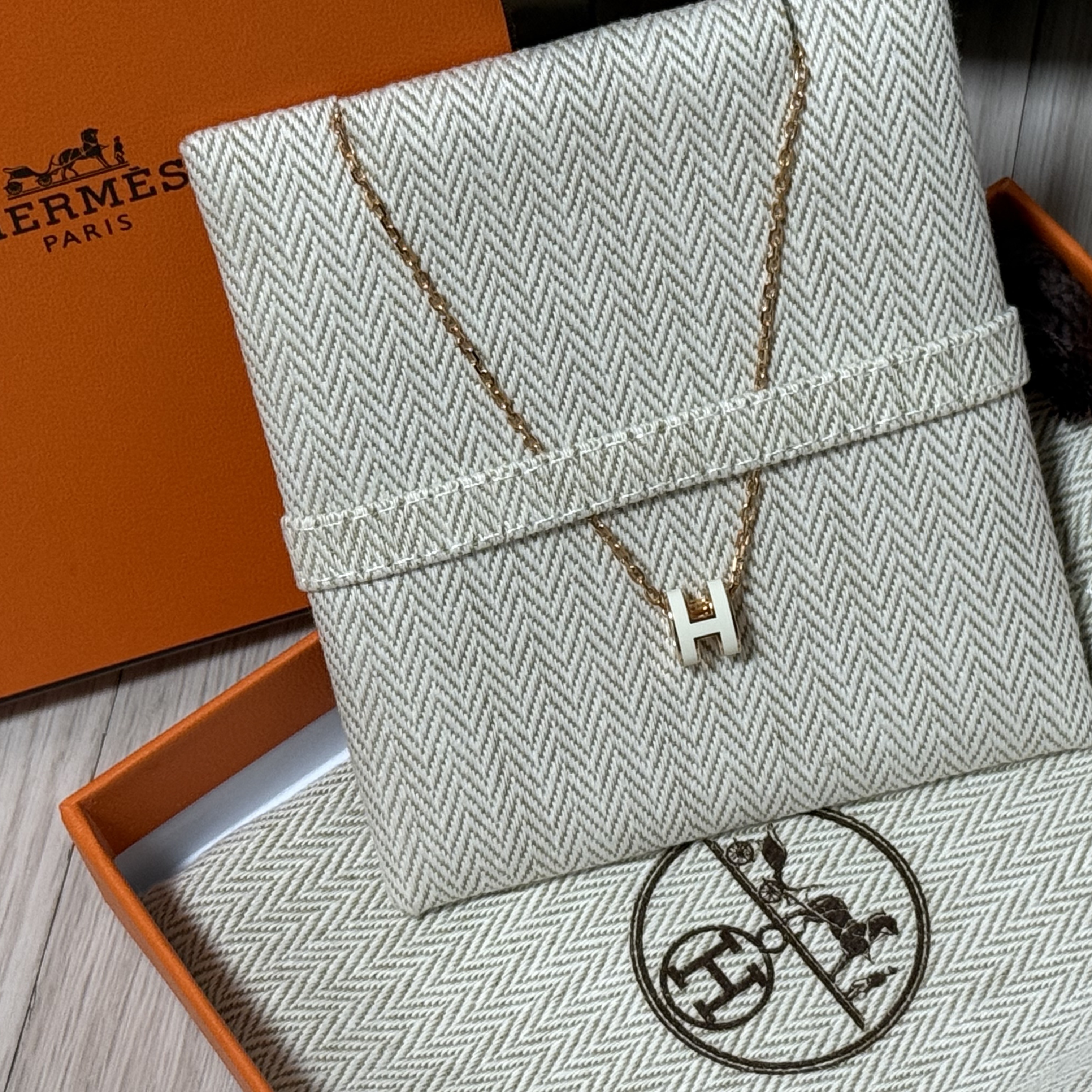 (W) Hermes Mini Pop H Pendant Rose Gold & Blanc 착용 스타일 - 1