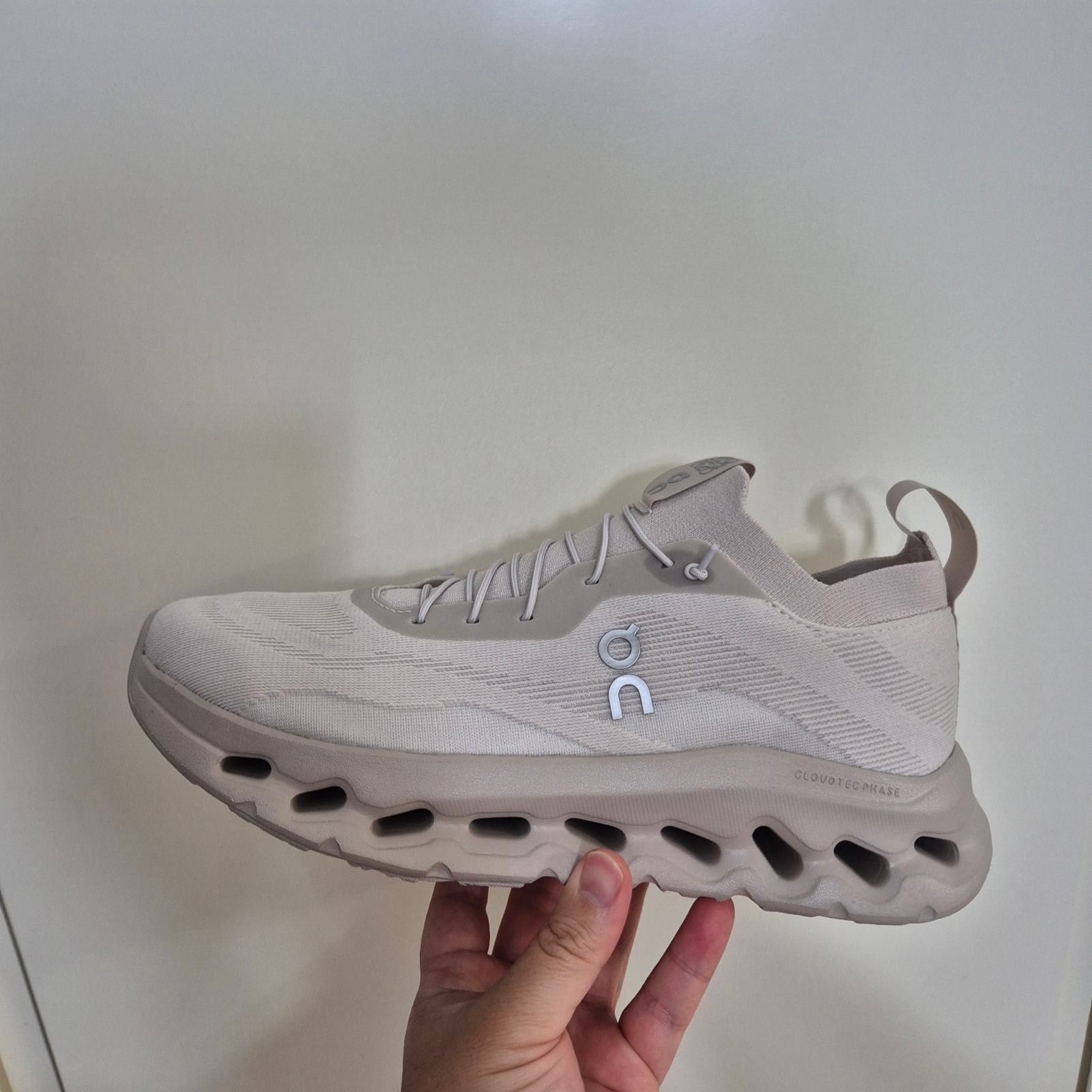 Loewe x On Running Cloudtilt Sand 착용 스타일 - 2