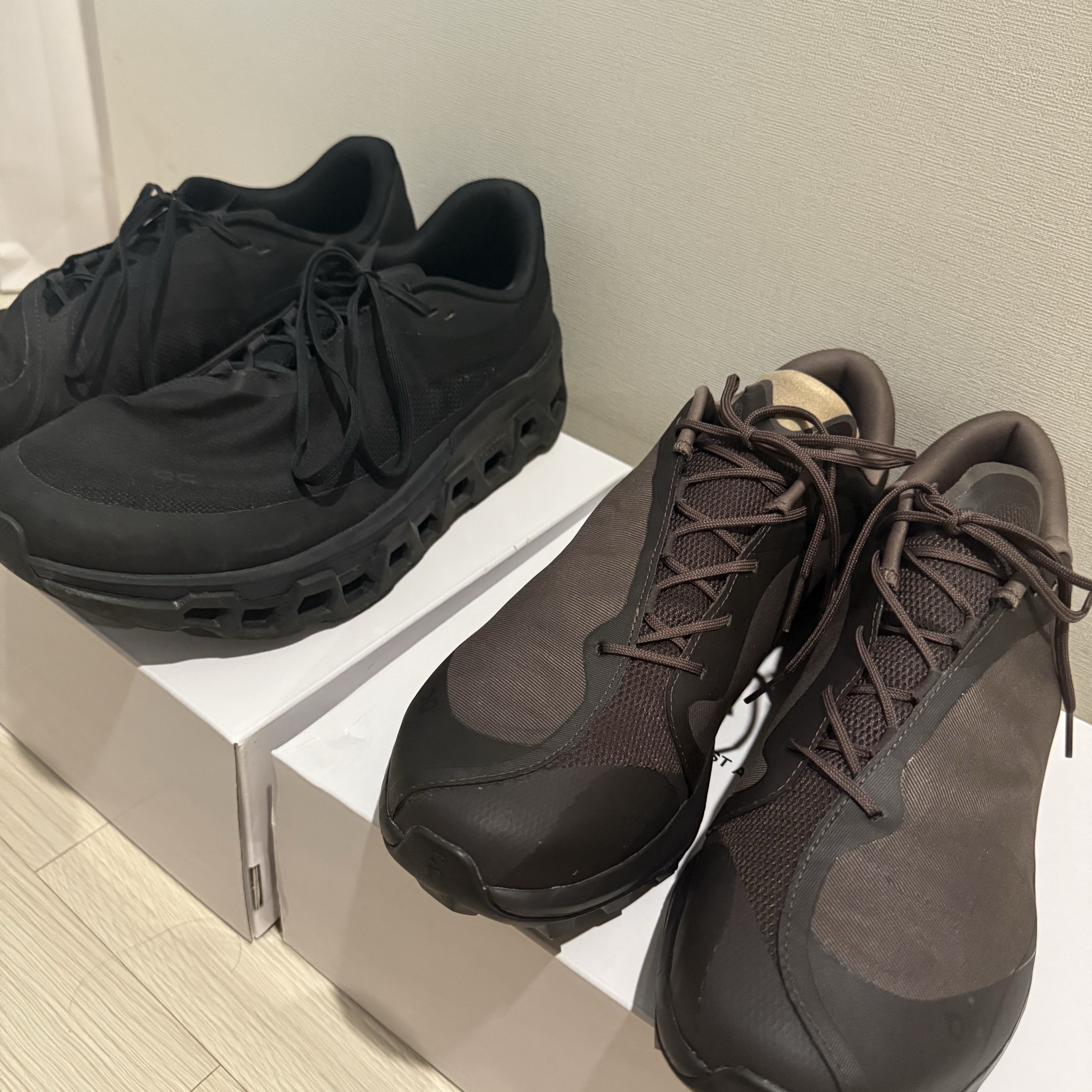On Running x Post Archive Faction (Paf) Cloudventure Peak Cacao Espresso, On Running x Post Archive Faction (Paf) Cloudmonster 2 Black Magnet 착용 스타일 - 2