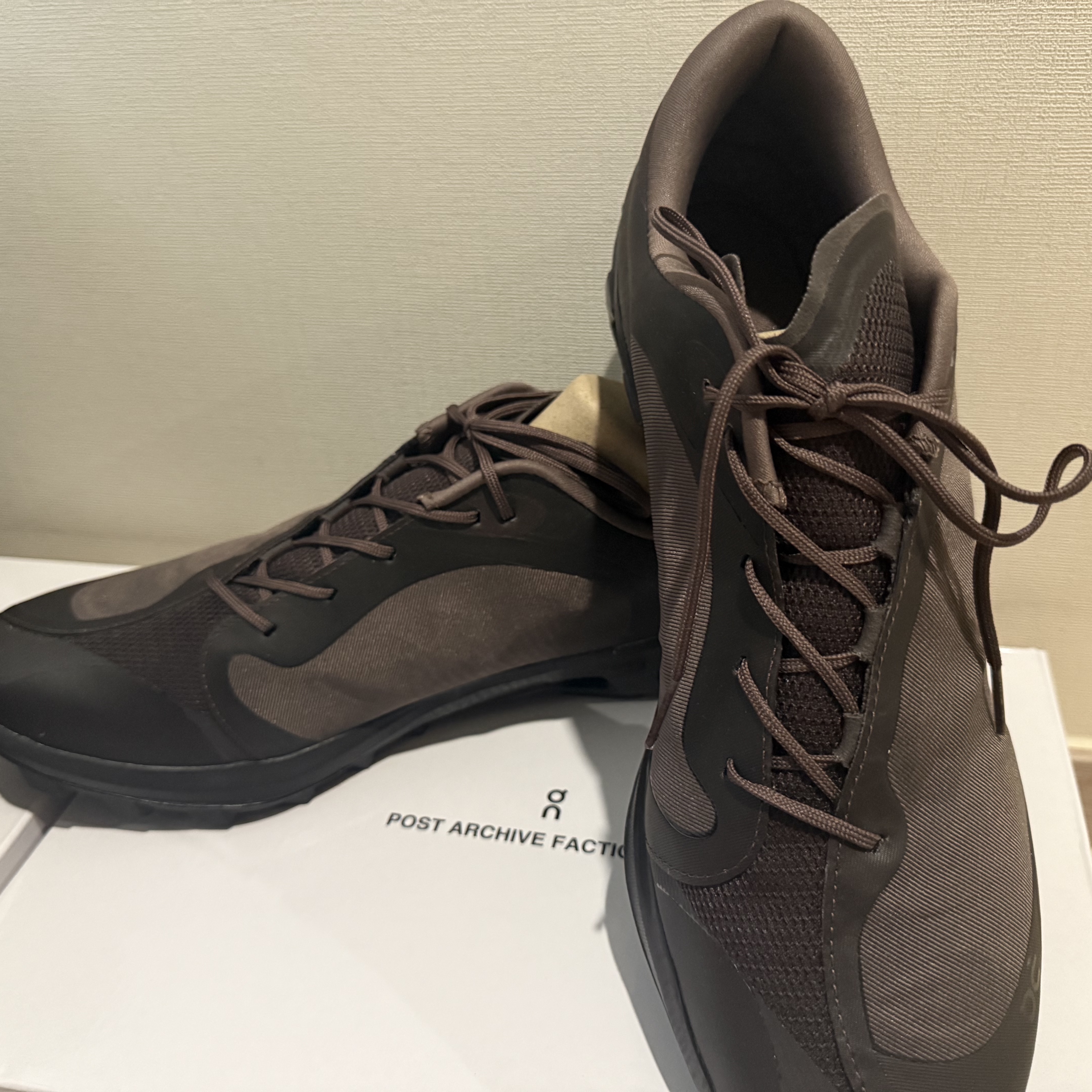 On Running x Post Archive Faction (Paf) Cloudventure Peak Cacao Espresso, On Running x Post Archive Faction (Paf) Cloudmonster 2 Black Magnet 착용 스타일 - 3