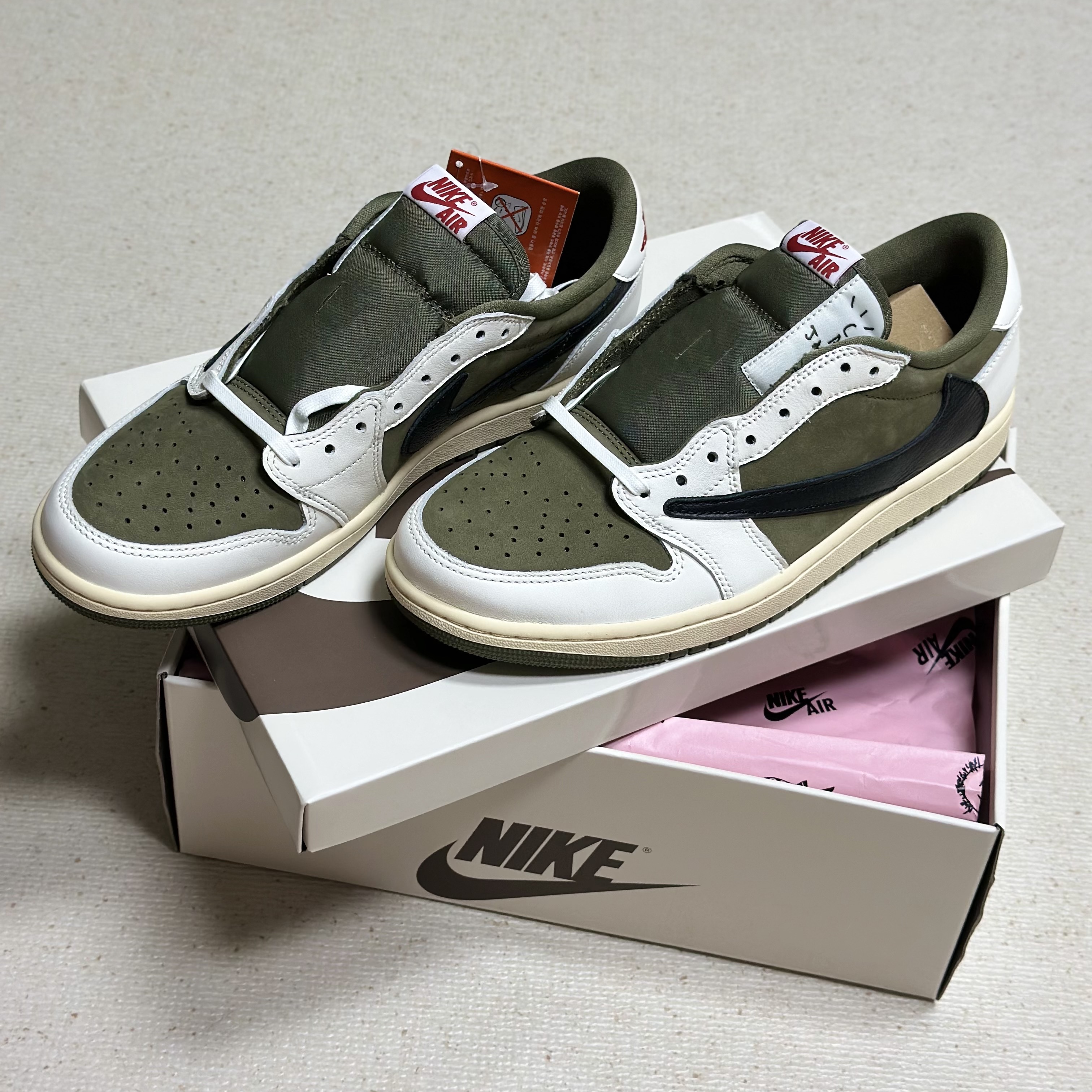 Jordan 1 x Travis Scott Retro Low OG SP Reverse Olive 착용 스타일