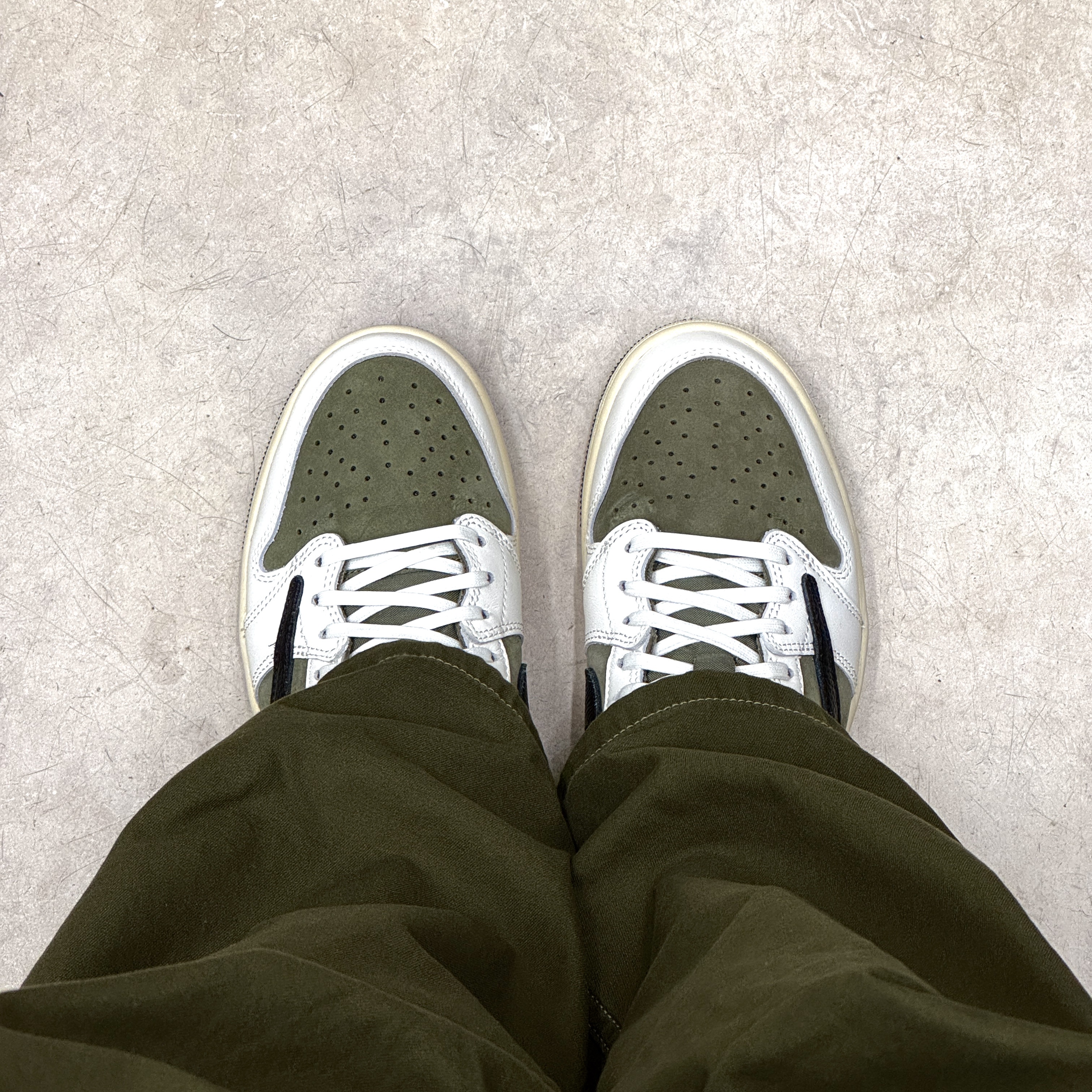 Jordan 1 x Travis Scott Retro Low OG SP Reverse Olive 착용 스타일