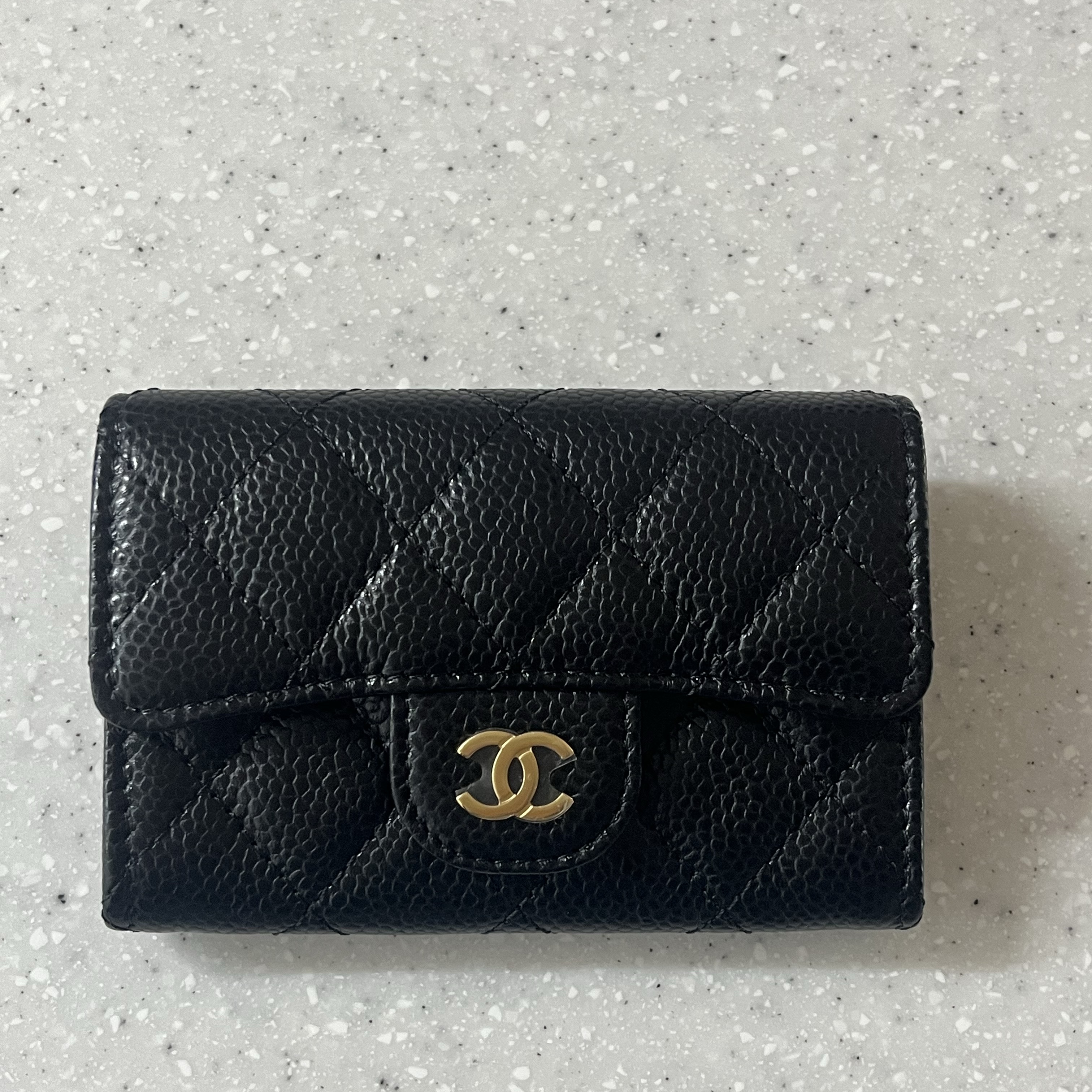 Chanel Classic Card Holder Grained Calfskin & Gold Black 착용 스타일 - 2
