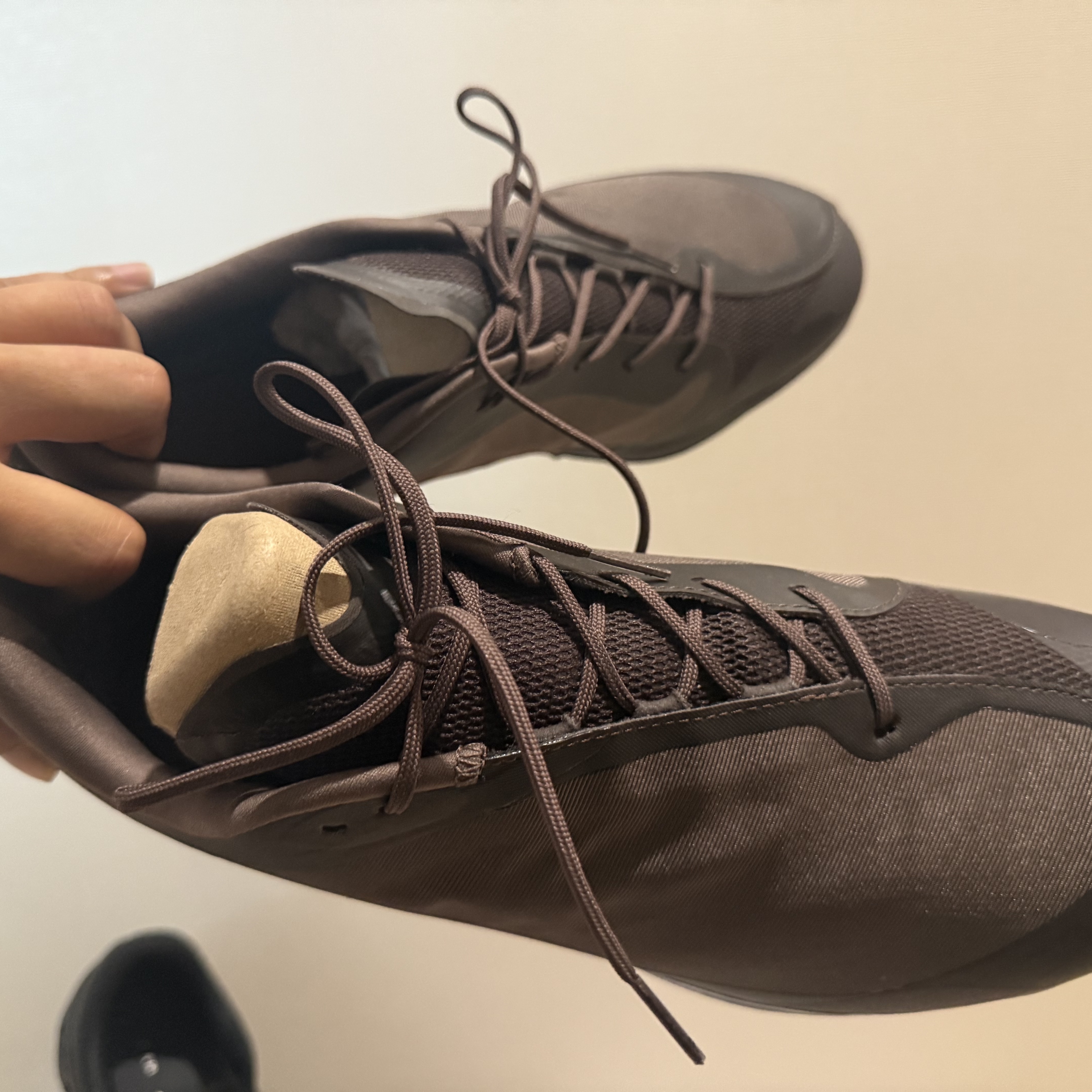 On Running x Post Archive Faction (Paf) Cloudventure Peak Cacao Espresso, On Running x Post Archive Faction (Paf) Cloudmonster 2 Black Magnet 착용 스타일 - 4