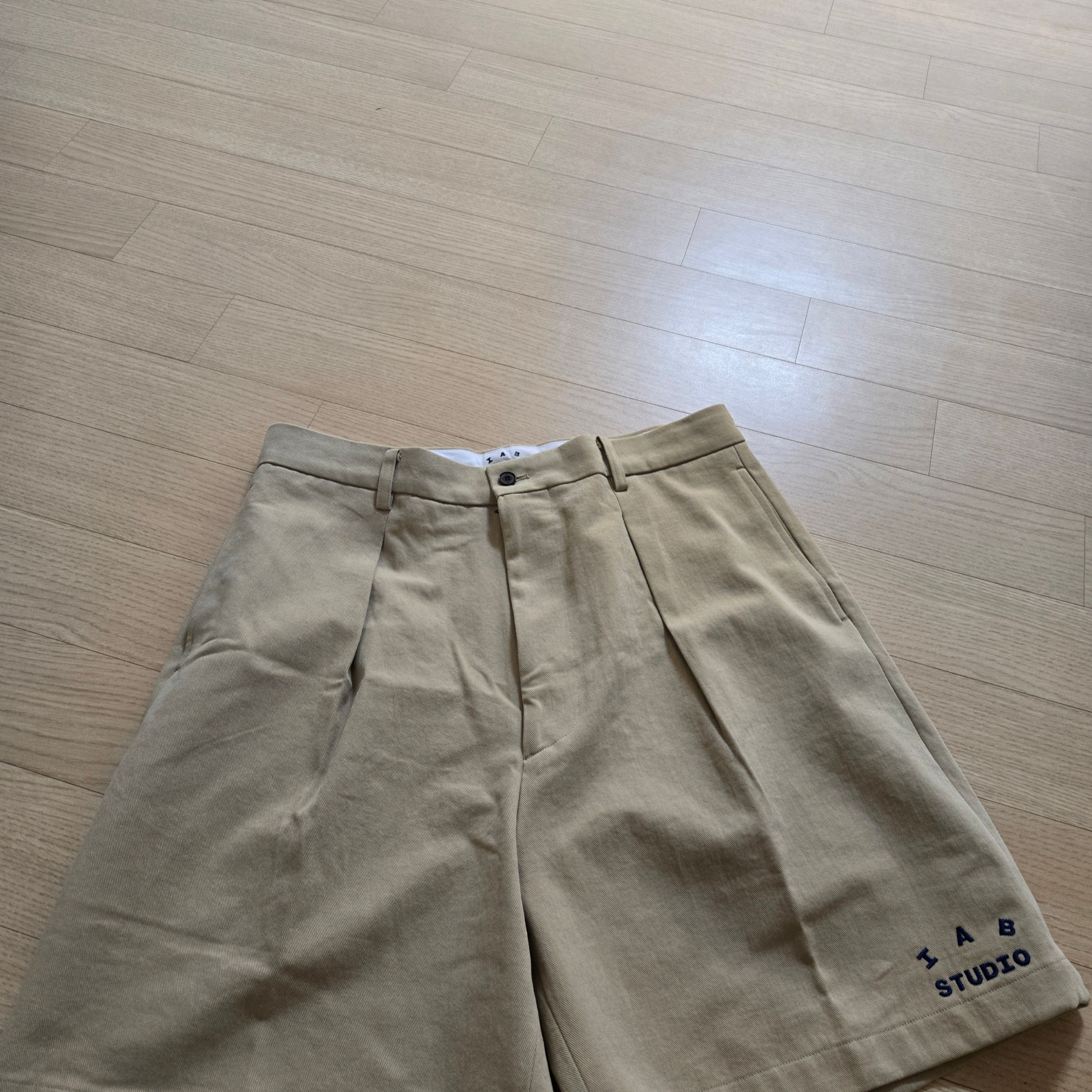 IAB Studio Chino Shorts Beige 착용 스타일