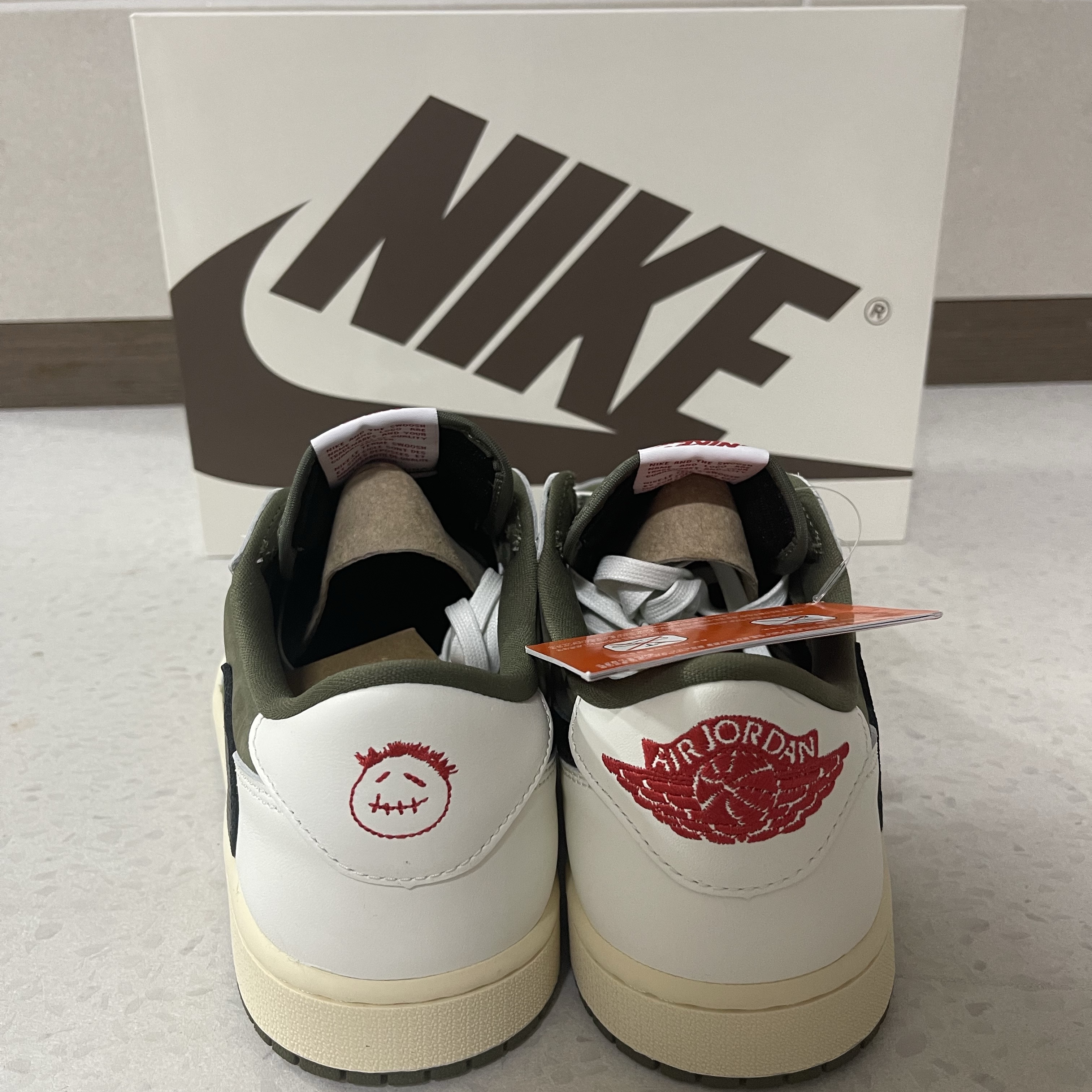 Jordan 1 x Travis Scott Retro Low OG SP Reverse Olive 착용 스타일 - 3