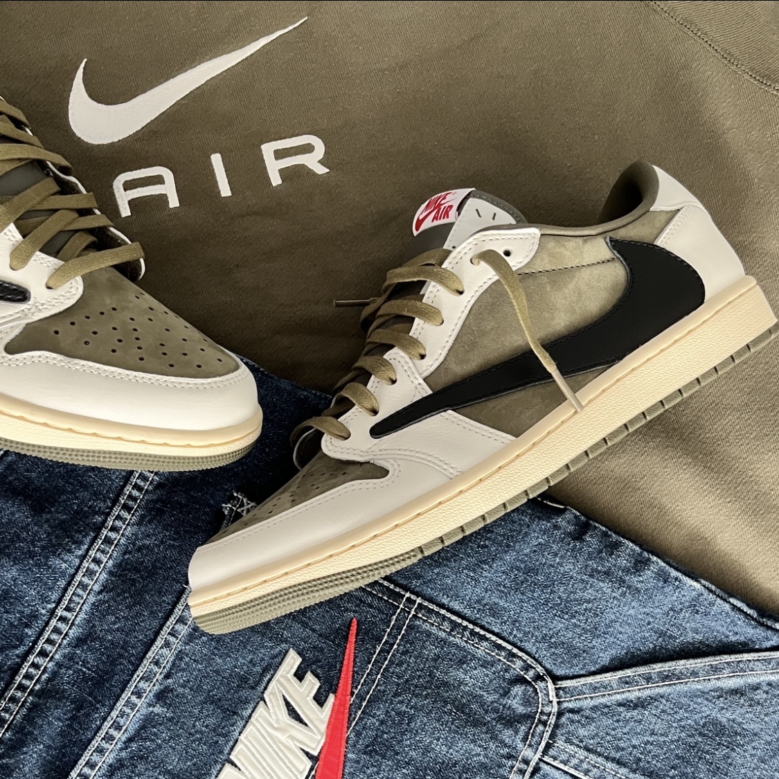Jordan 1 x Travis Scott Retro Low OG SP Reverse Olive, Supreme x Nike Denim Short Indigo - 24SS 착용 스타일 - 1