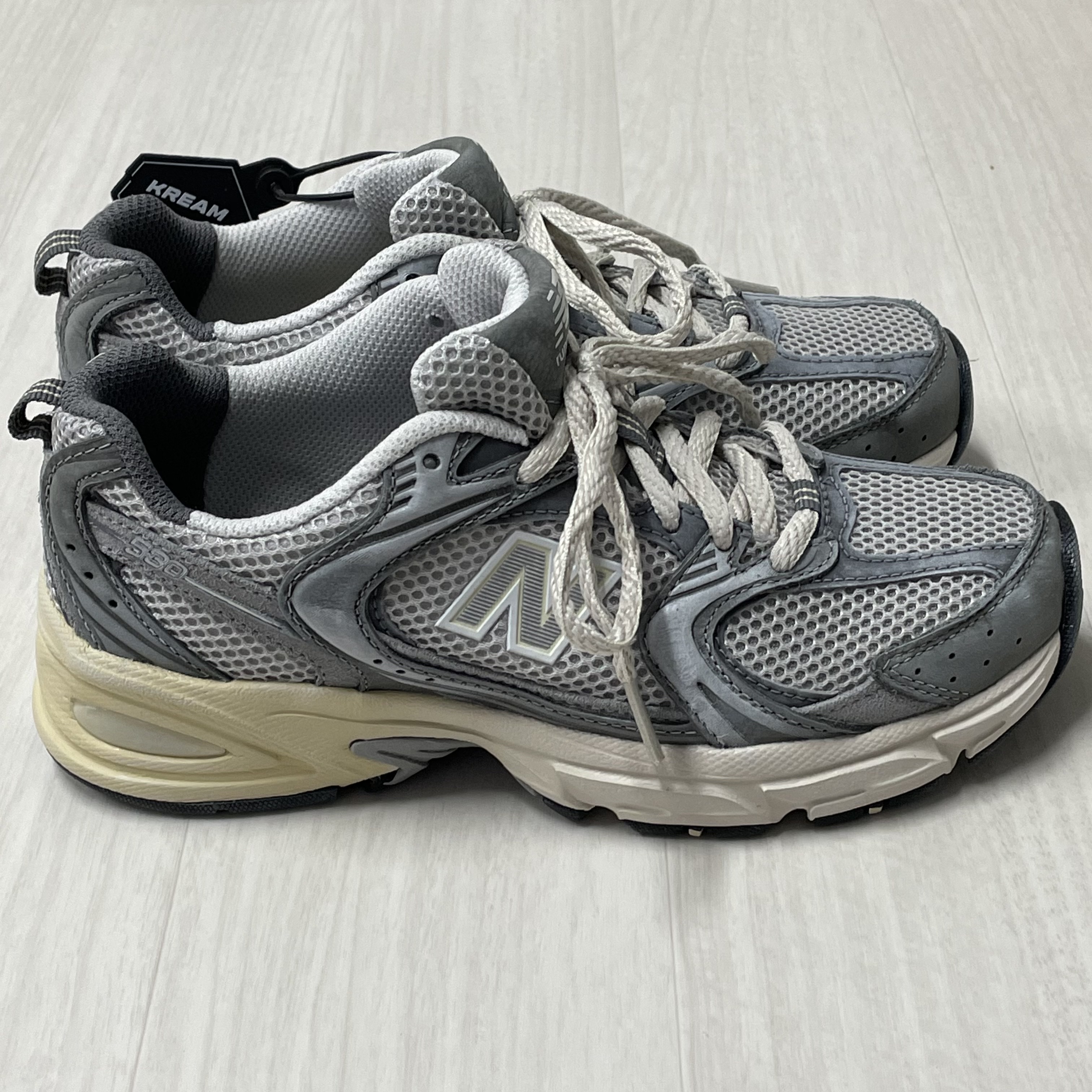 New Balance 530 Premium Vintage Grey Matter 착용 스타일 - 1