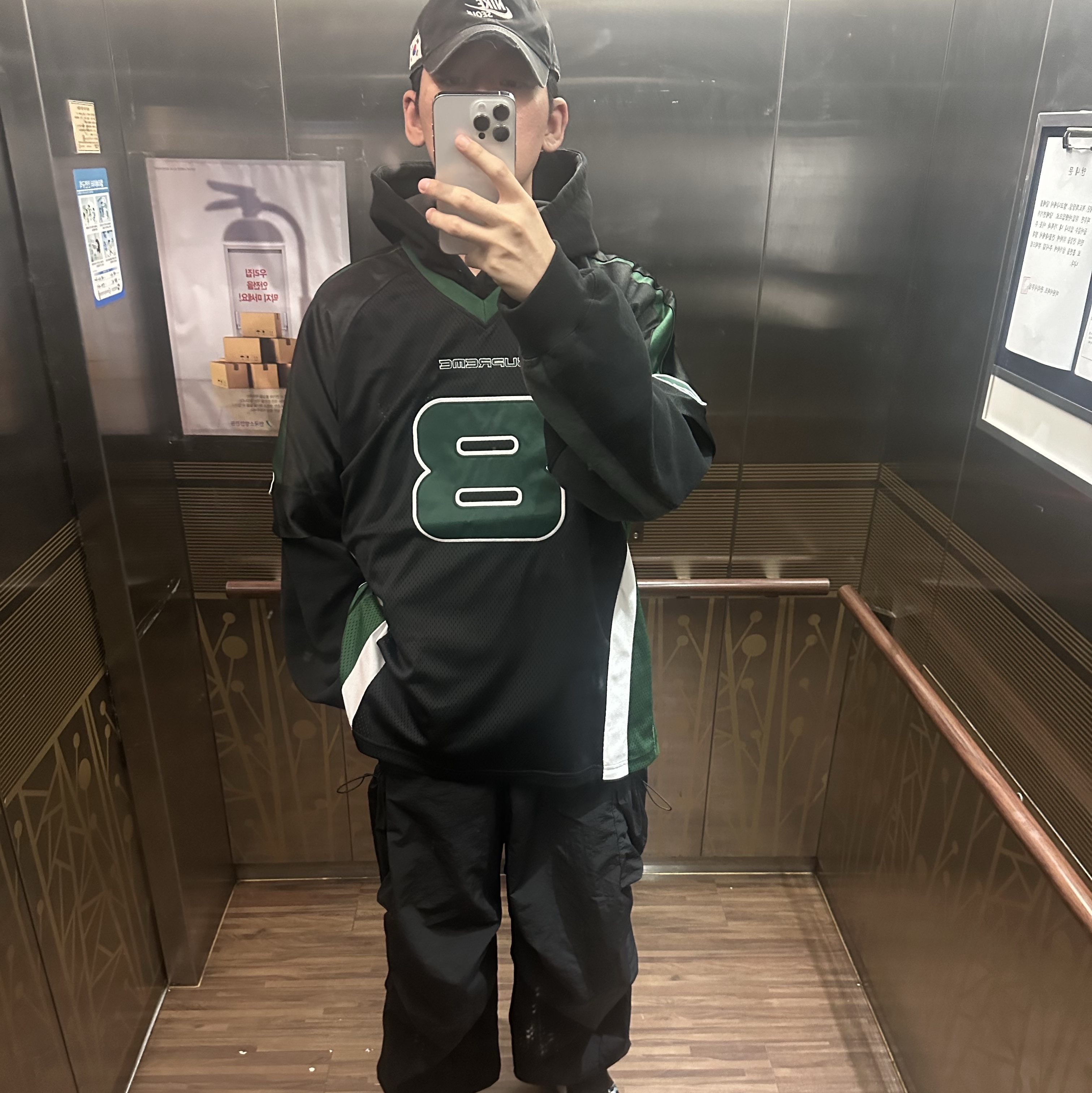 Supreme Division Hooded Sweatshirt Black - 24FW, Supreme x Martine Rose Football Jersey Black - 24FW 착용 스타일 - 3