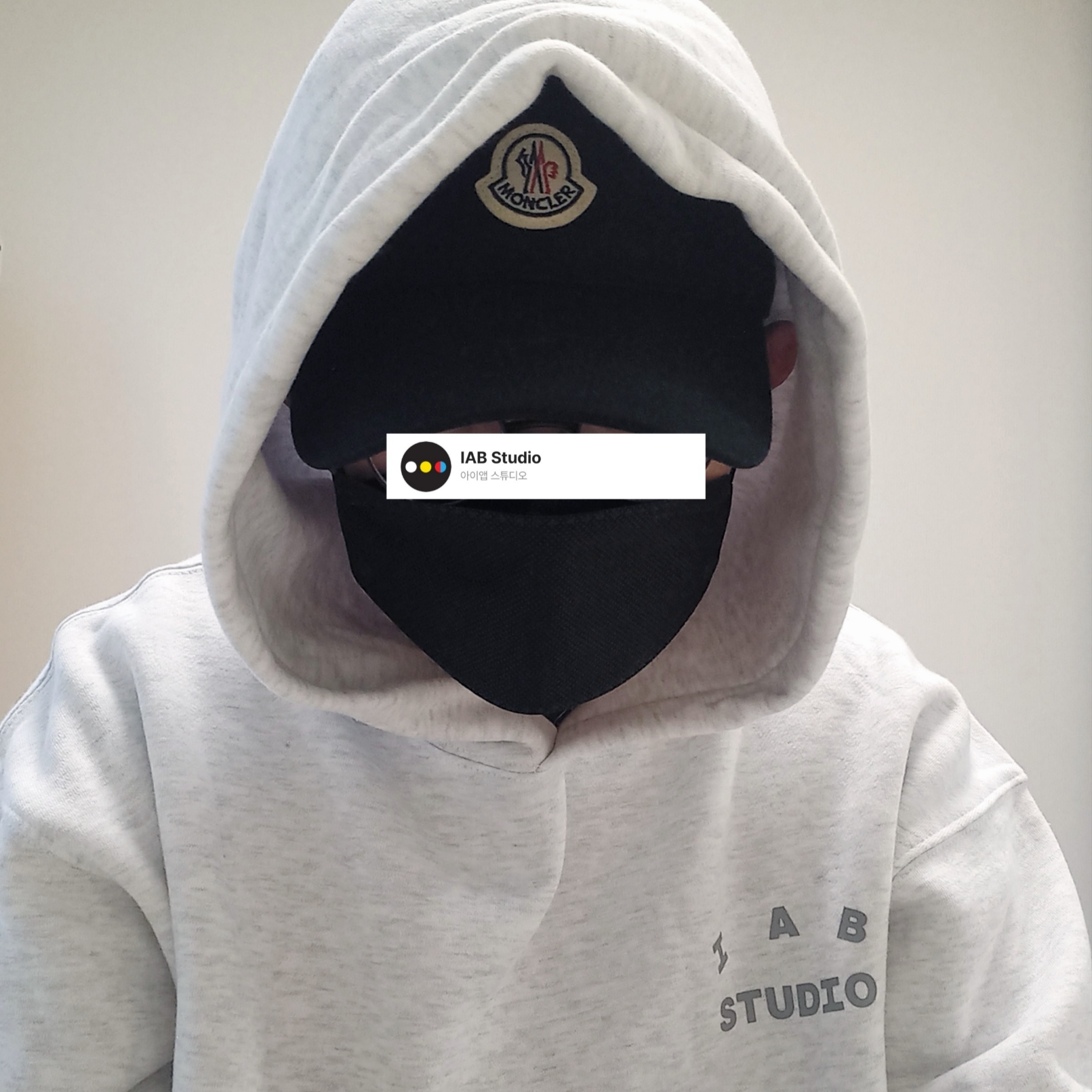 IAB Studio Hoodie Light Gray, Moncler Logo Baseball Cap Black- 23SS 착용 스타일