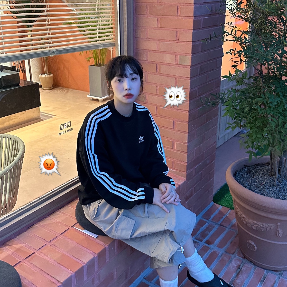 Adidas Adicolor Oversized Crew Sweatshirt Black - KR Sizing, (W) Keen Shanti Black Dawn Blue 착용 스타일 - 3