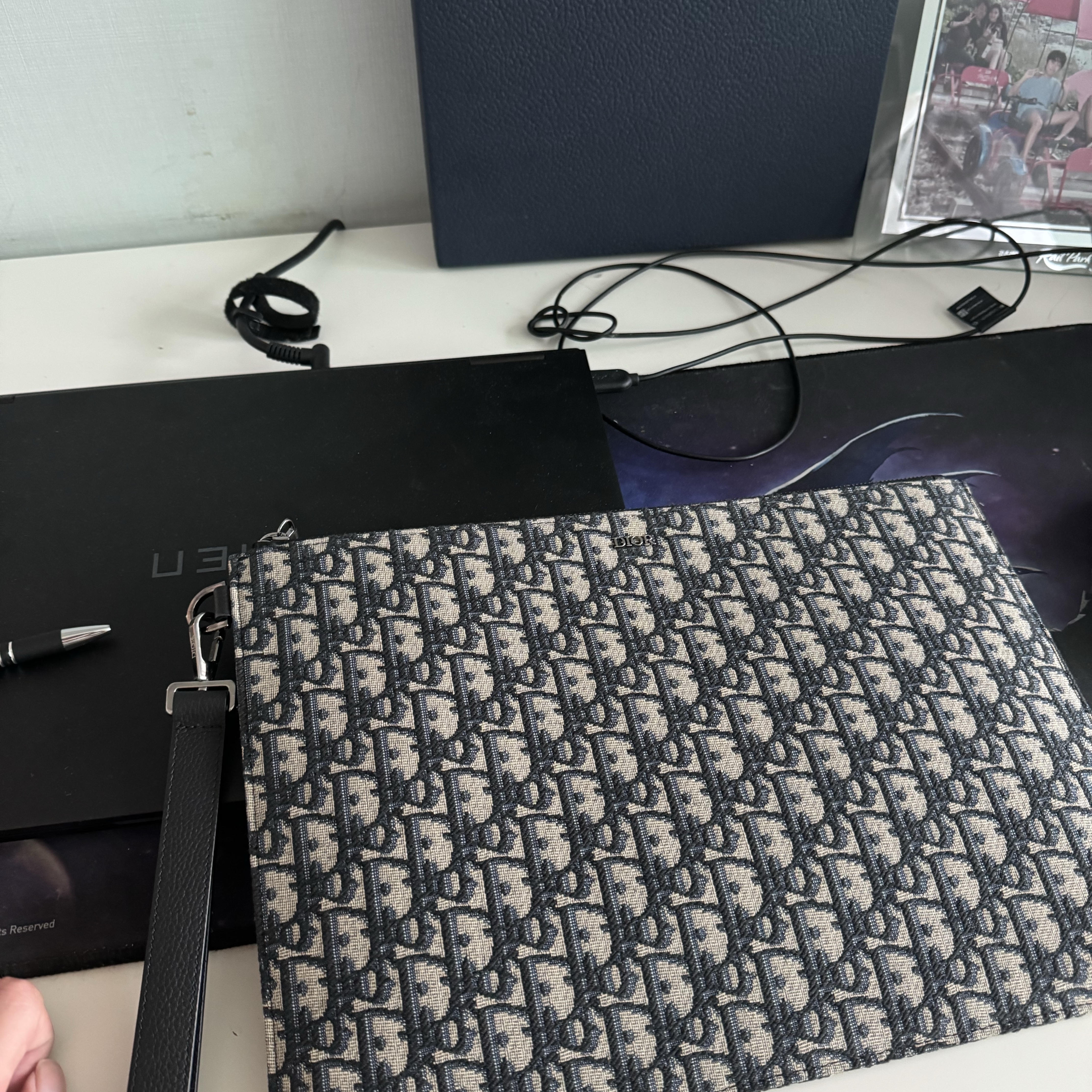 Dior A4 Pouch Beige & Black Dior Oblique Jacquard 착용 스타일 - 2
