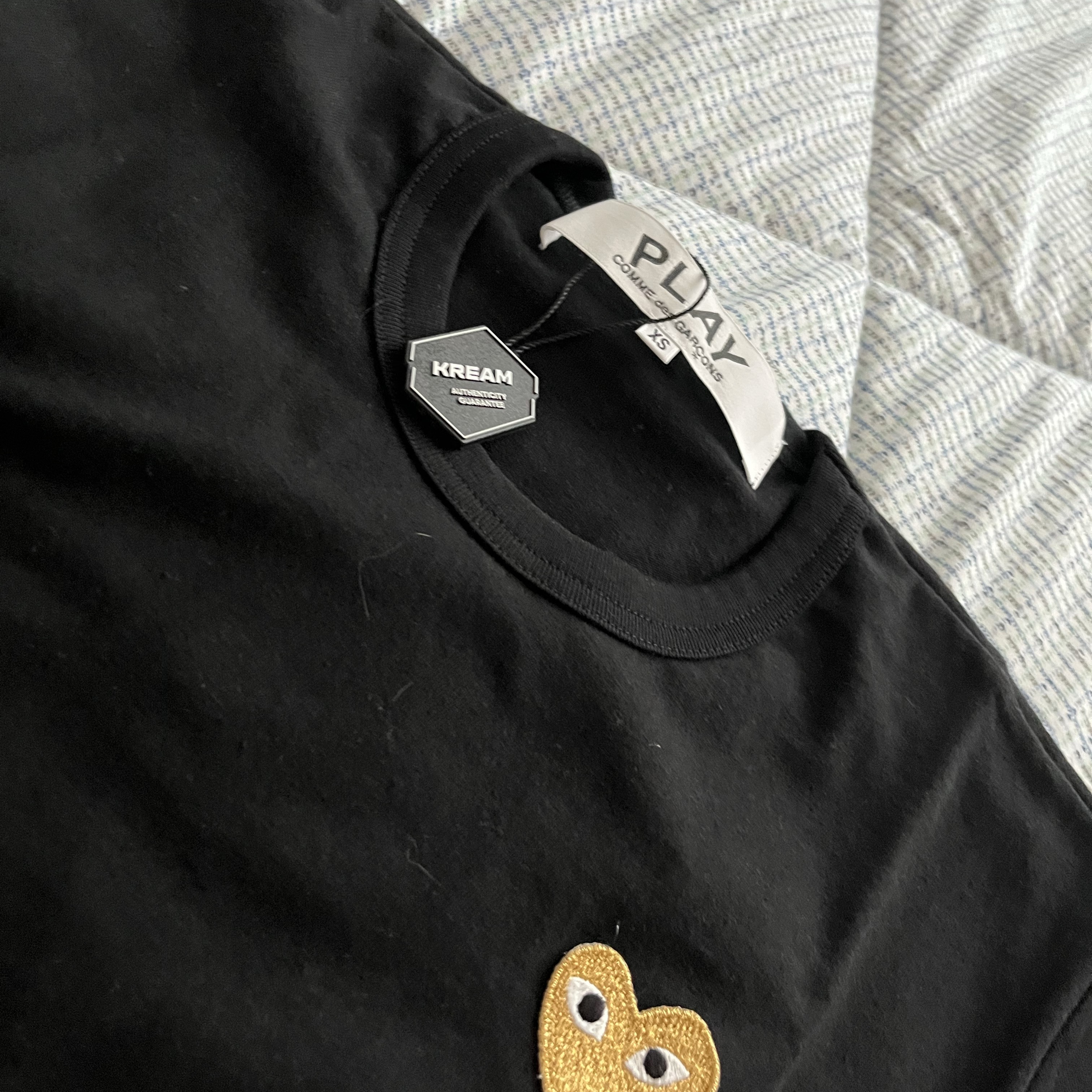 Play Comme des Garcons Gold Heart T-Shirt Black 착용 스타일