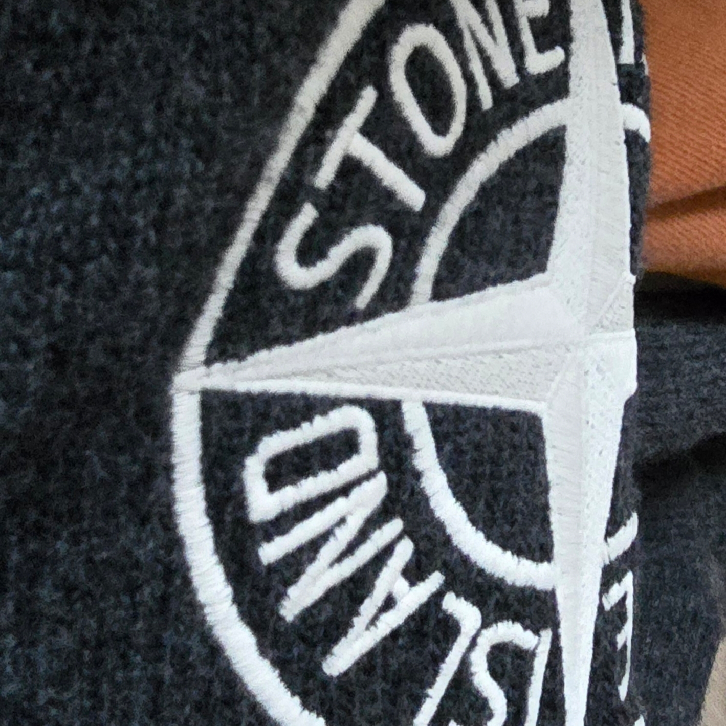 Stone Island 514B7 Geelong Wool Embroidery Crewneck Knit Dark Grey - 21FW 착용 스타일