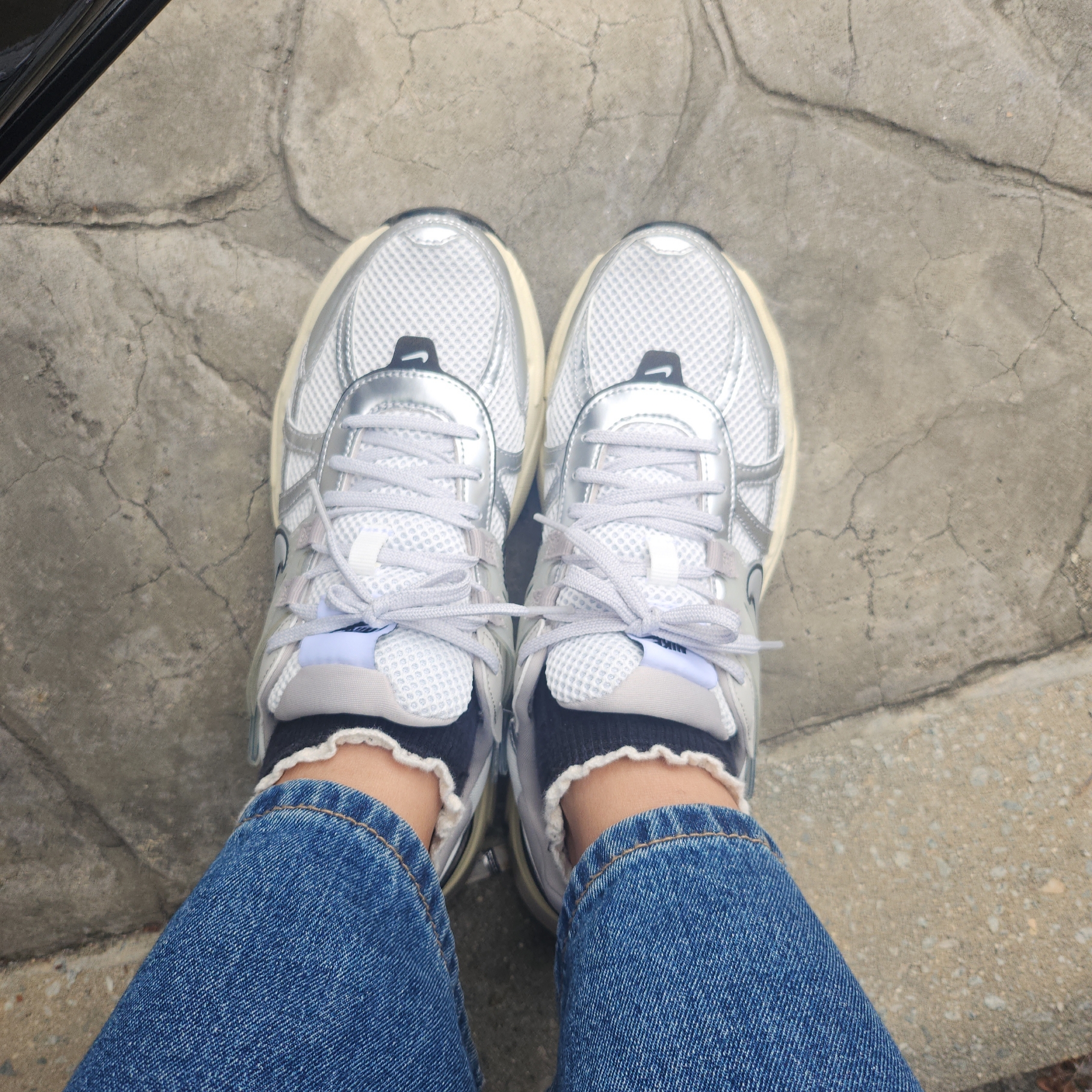 Nike V2K Run Pure Platinum Light Iron Ore 착용 스타일