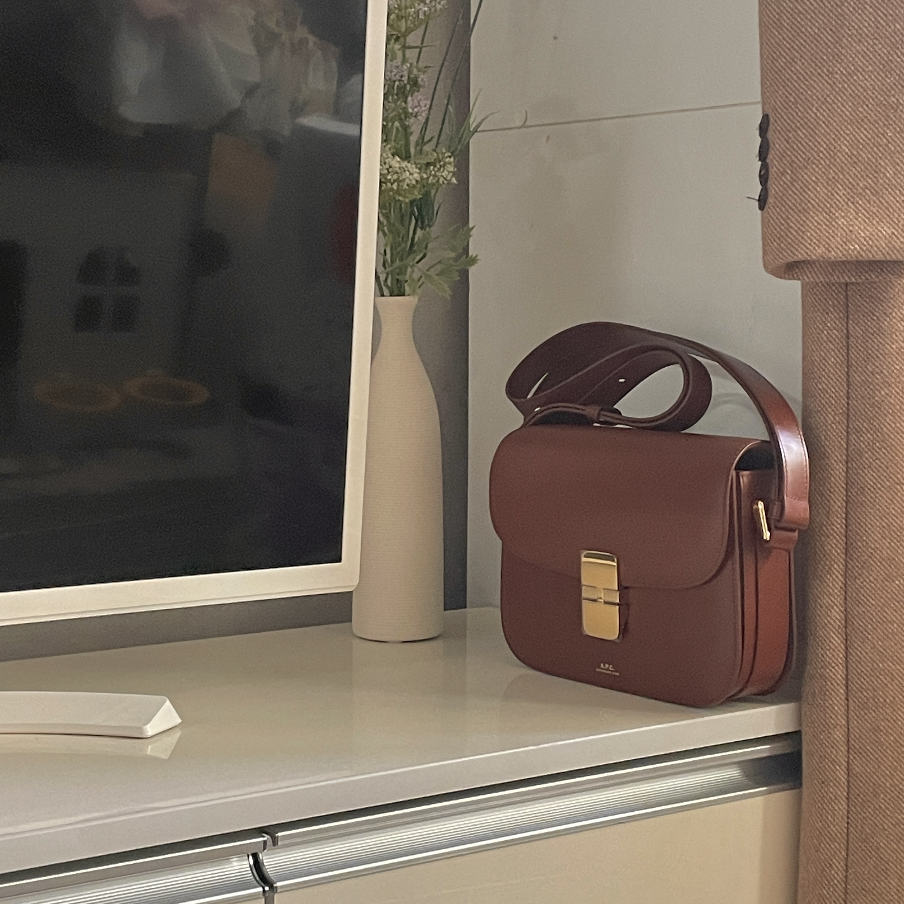 A.P.C. Grace Small Bag Nut Brown 착용 스타일 - 1