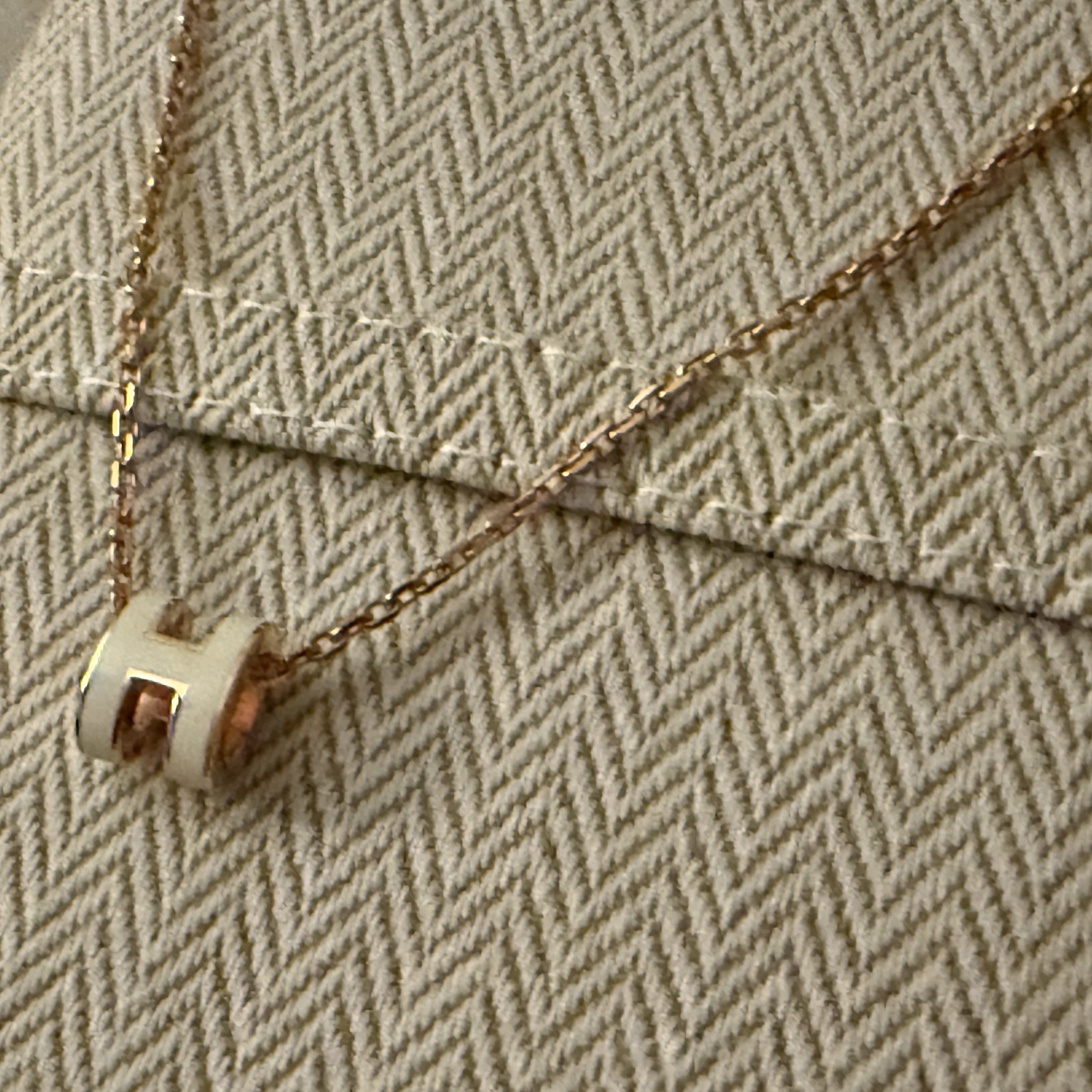 (W) Hermes Mini Pop H Pendant Rose Gold & Blanc 착용 스타일 - 3