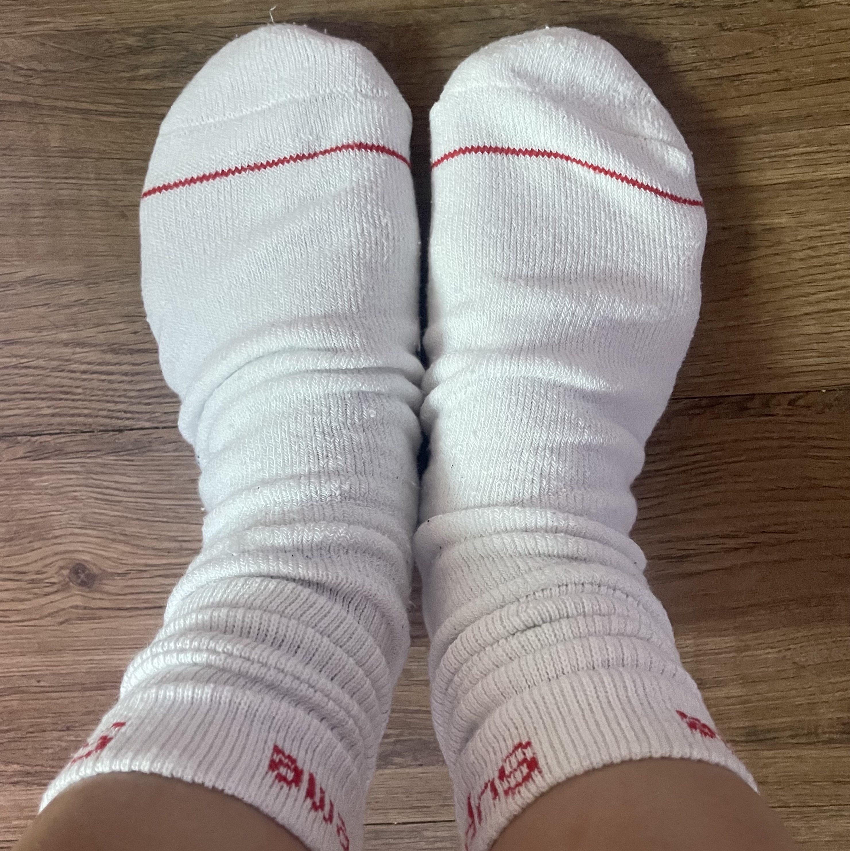 Supreme Hanes Crew Socks White (4 Pack) 착용 스타일