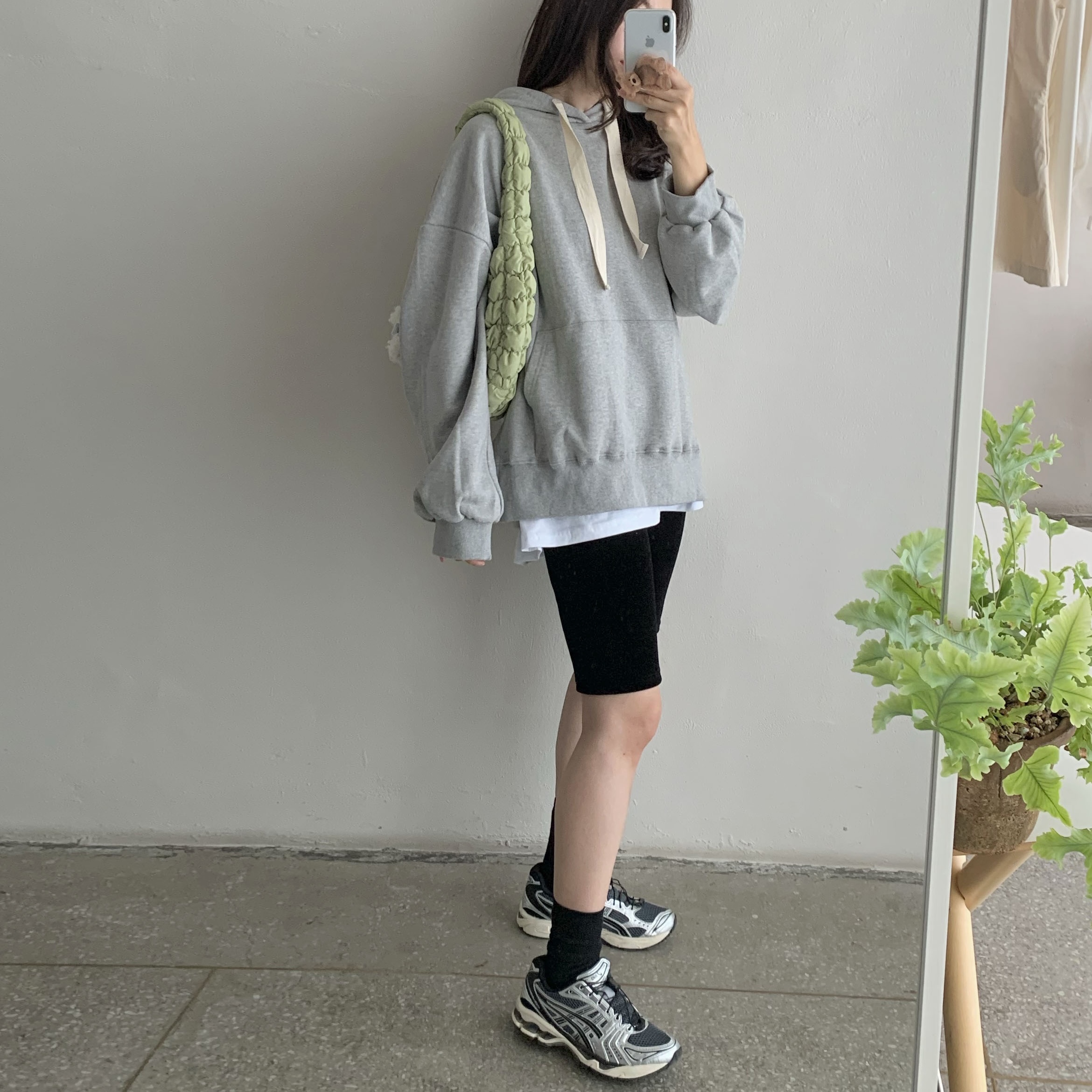 Asics Unlimited Gel-Kayano 14 Carrier Grey Black, COS Quilted Mini Bag Light Green 착용 스타일 - 2