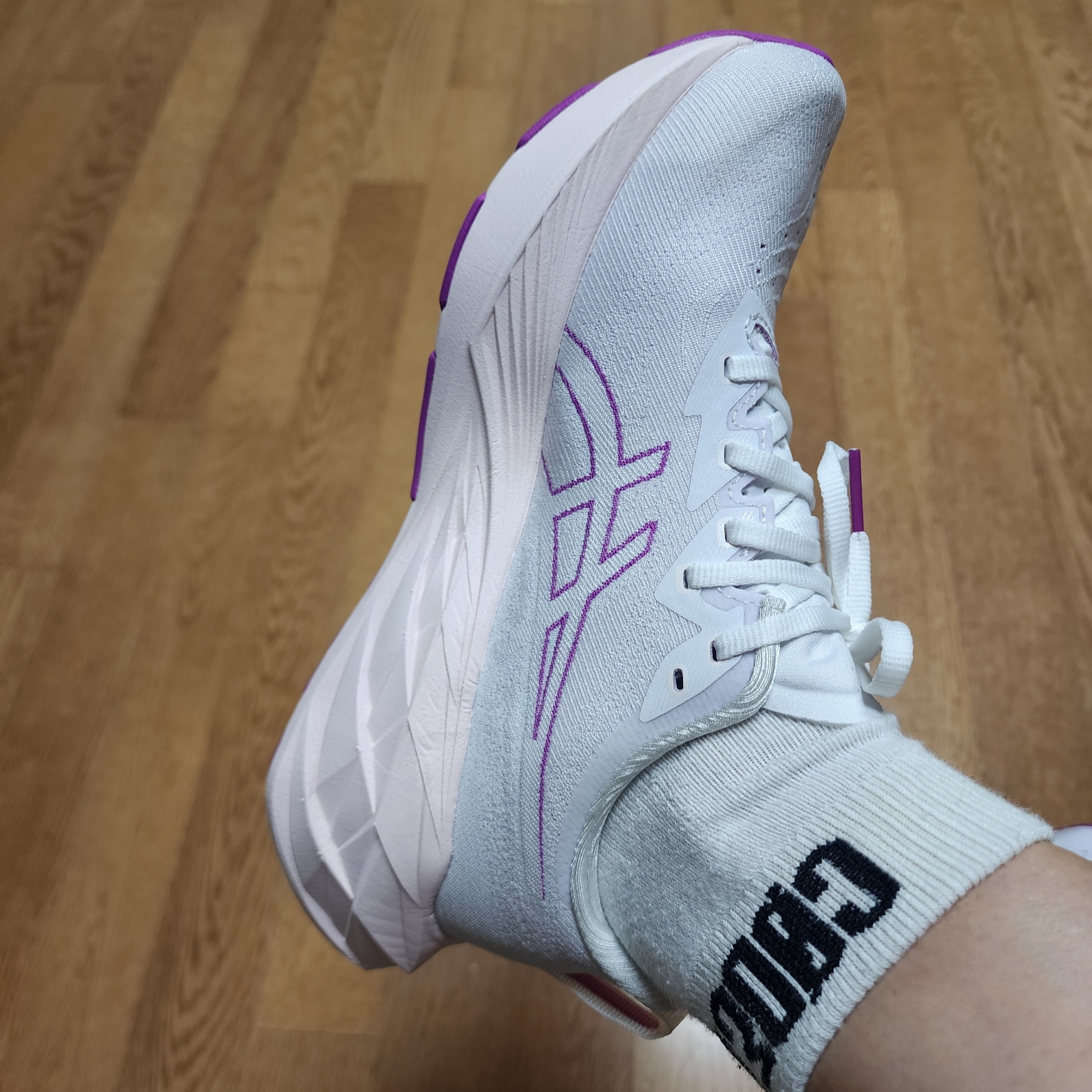 (W) Asics Novablast 4 White Soothing Sea - D Wide 착용 스타일