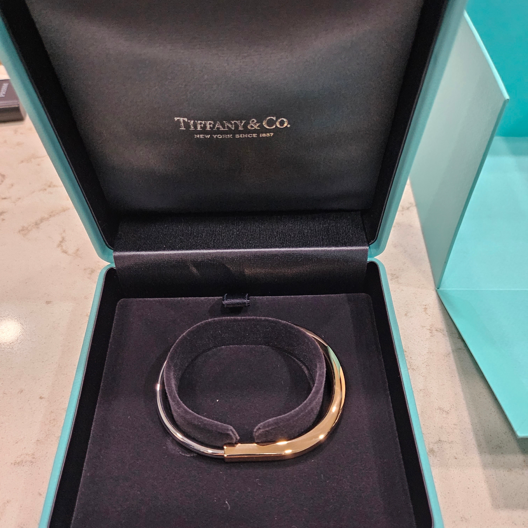 Tiffany & Co. Tiffany Lock Bangle Bracelet White Gold, Prada Re-Nylon Crop Down Jacket Black 착용 스타일 - 2