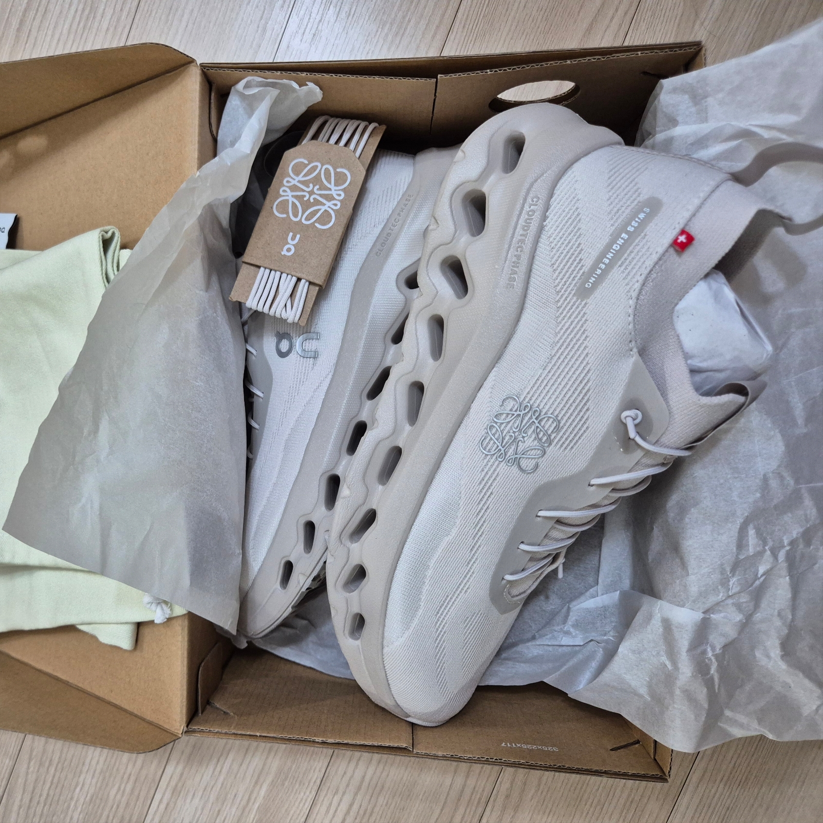 Loewe x On Running Cloudtilt Sand 착용 스타일 - 1