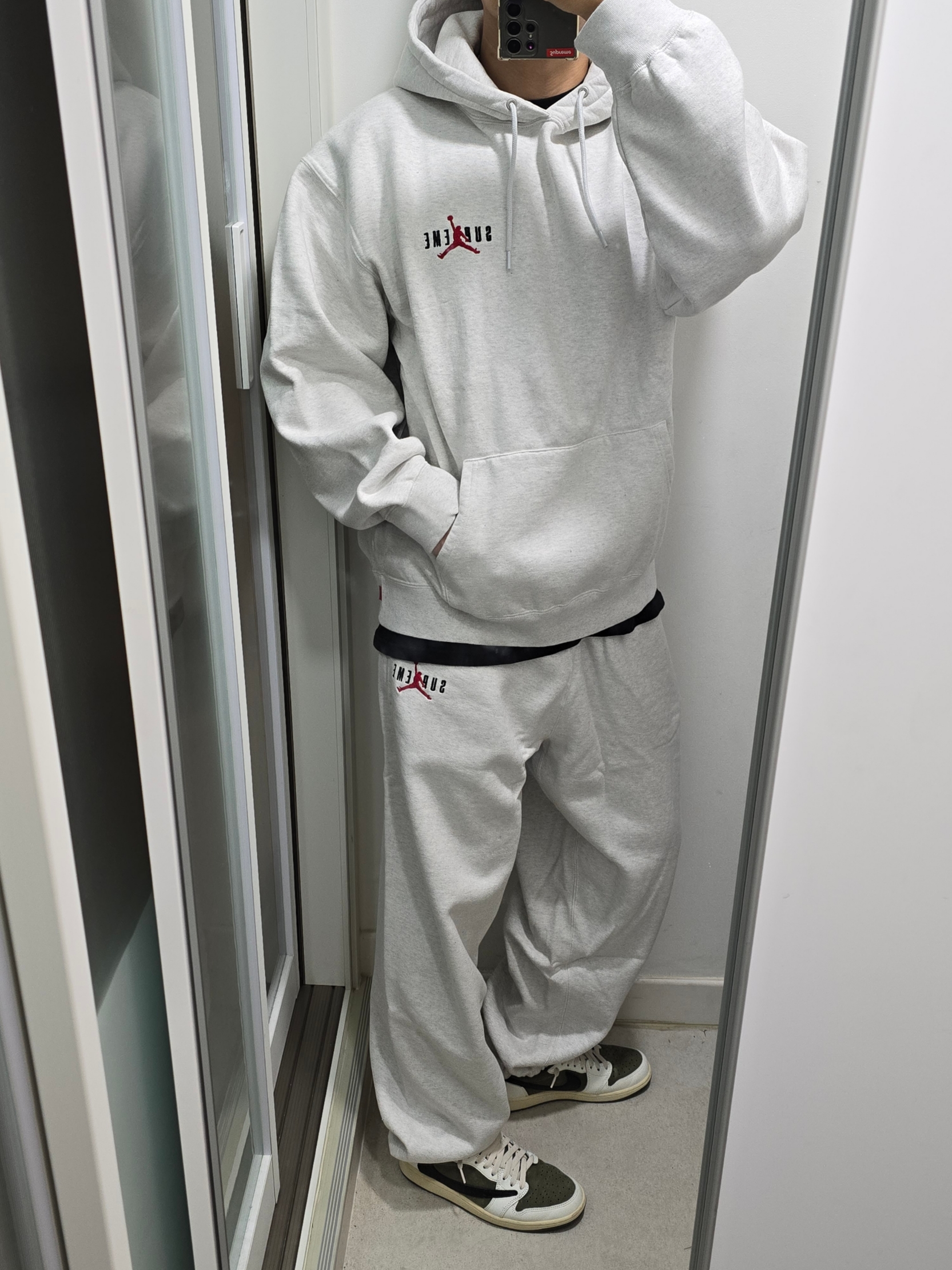 Supreme x Jordan Hooded Sweatshirt Ash Grey - 24FW, Supreme x Jordan Sweatpants Ash Grey - 24FW 착용 스타일