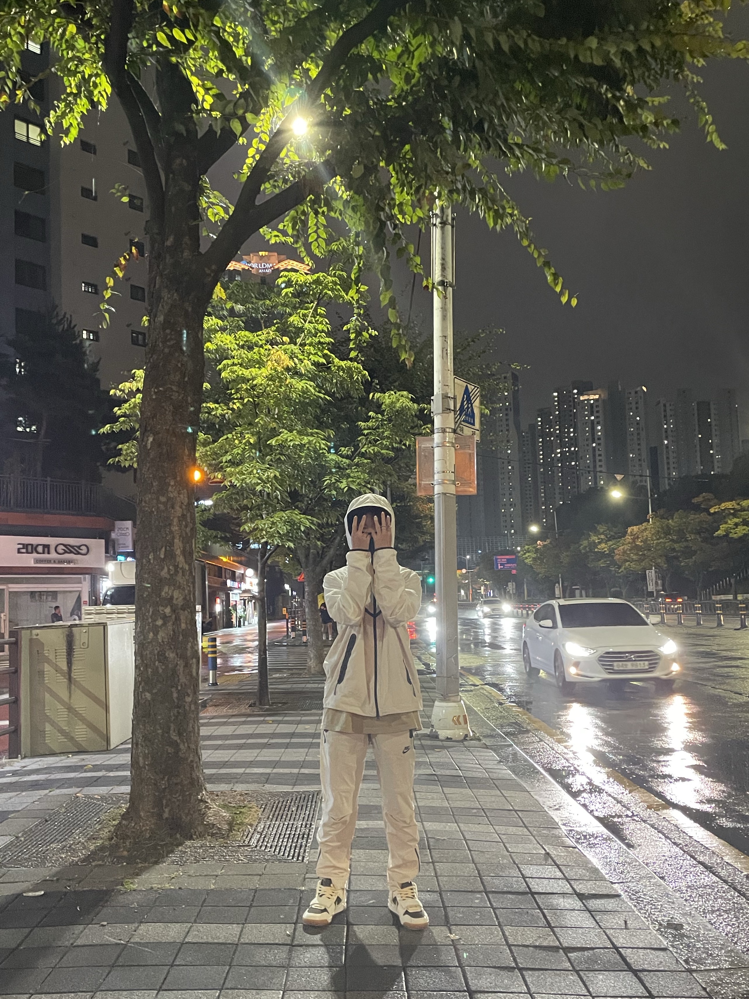 Jordan x Travis Scott Jumpman Jack TR Sail and Dark Mocha 착용 스타일