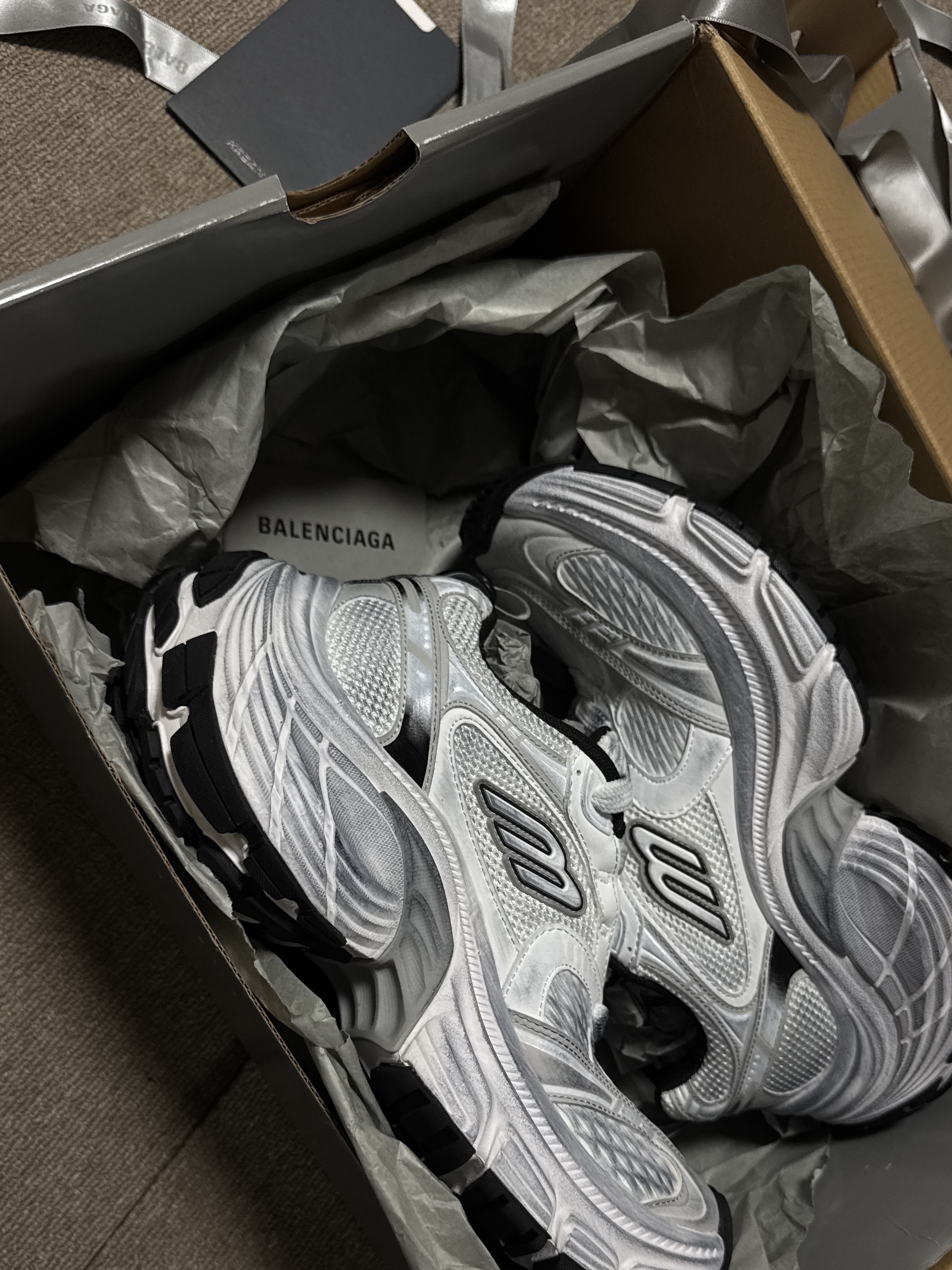 Balenciaga 10XL Sneakers White Grey Silver Black 착용 스타일