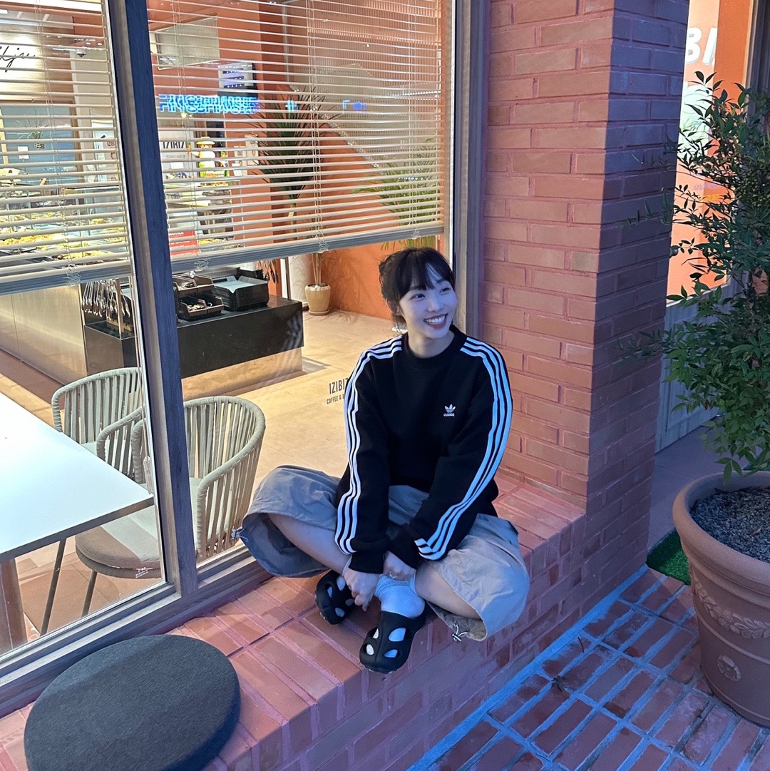 Adidas Adicolor Oversized Crew Sweatshirt Black - KR Sizing, (W) Keen Shanti Black Dawn Blue 착용 스타일 - 2