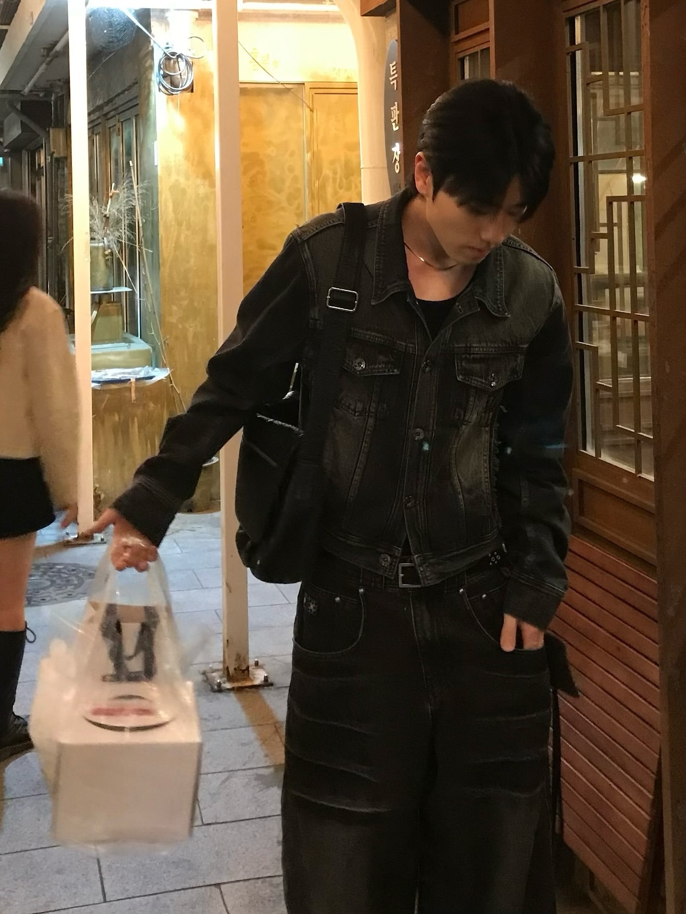 [KREAM 단독] BLR Signature Raw Cut Washing Denim Trucker Jacket Black 착용 스타일