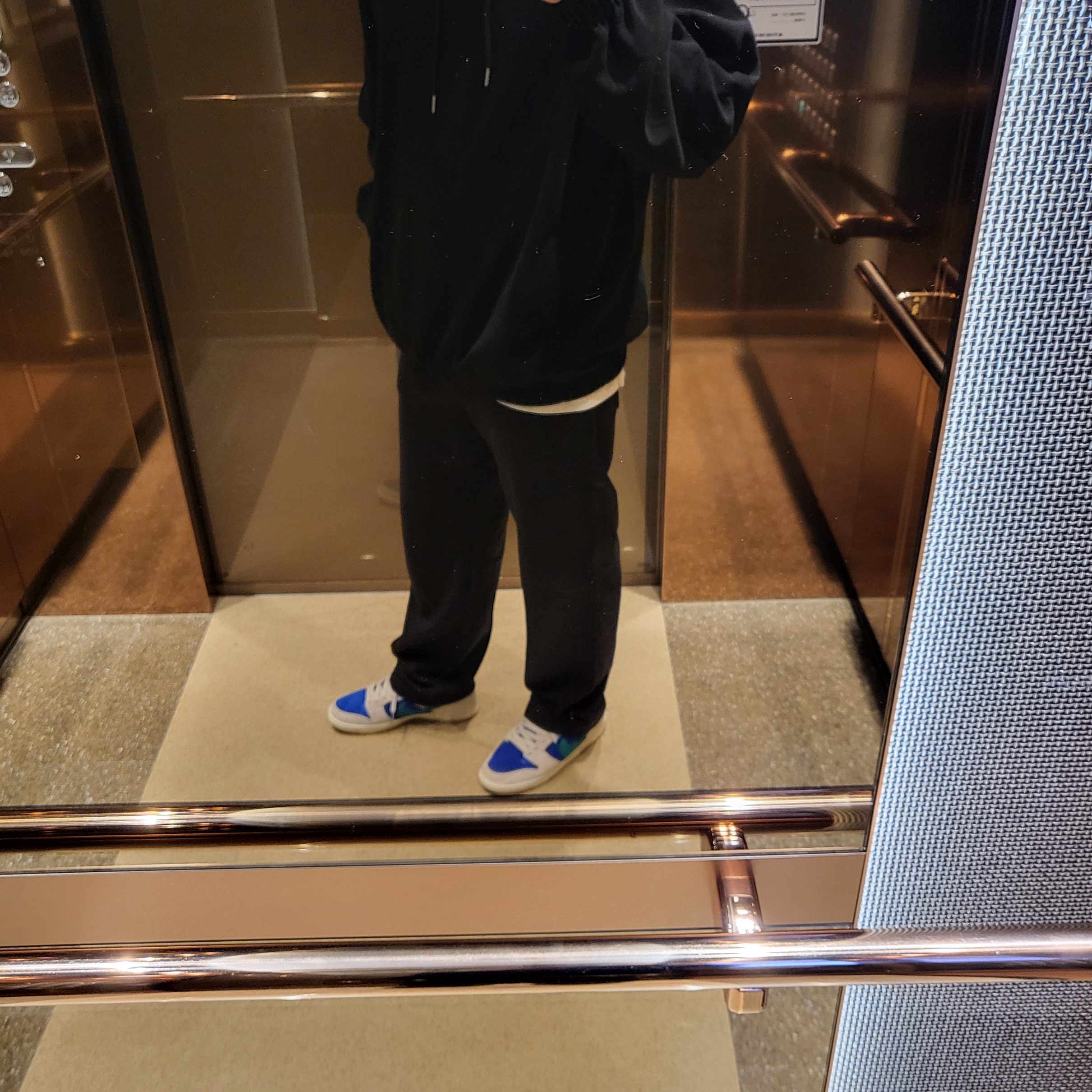 Nike SB Dunk Low Pro Phantom and Hyper Royal 착용 스타일