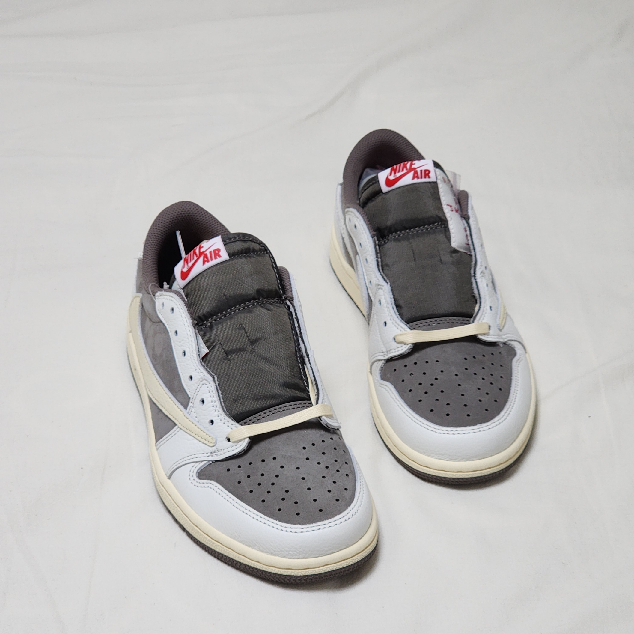 Jordan 1 x Travis Scott Retro Low OG SP Sail and Ridgerock 착용 스타일