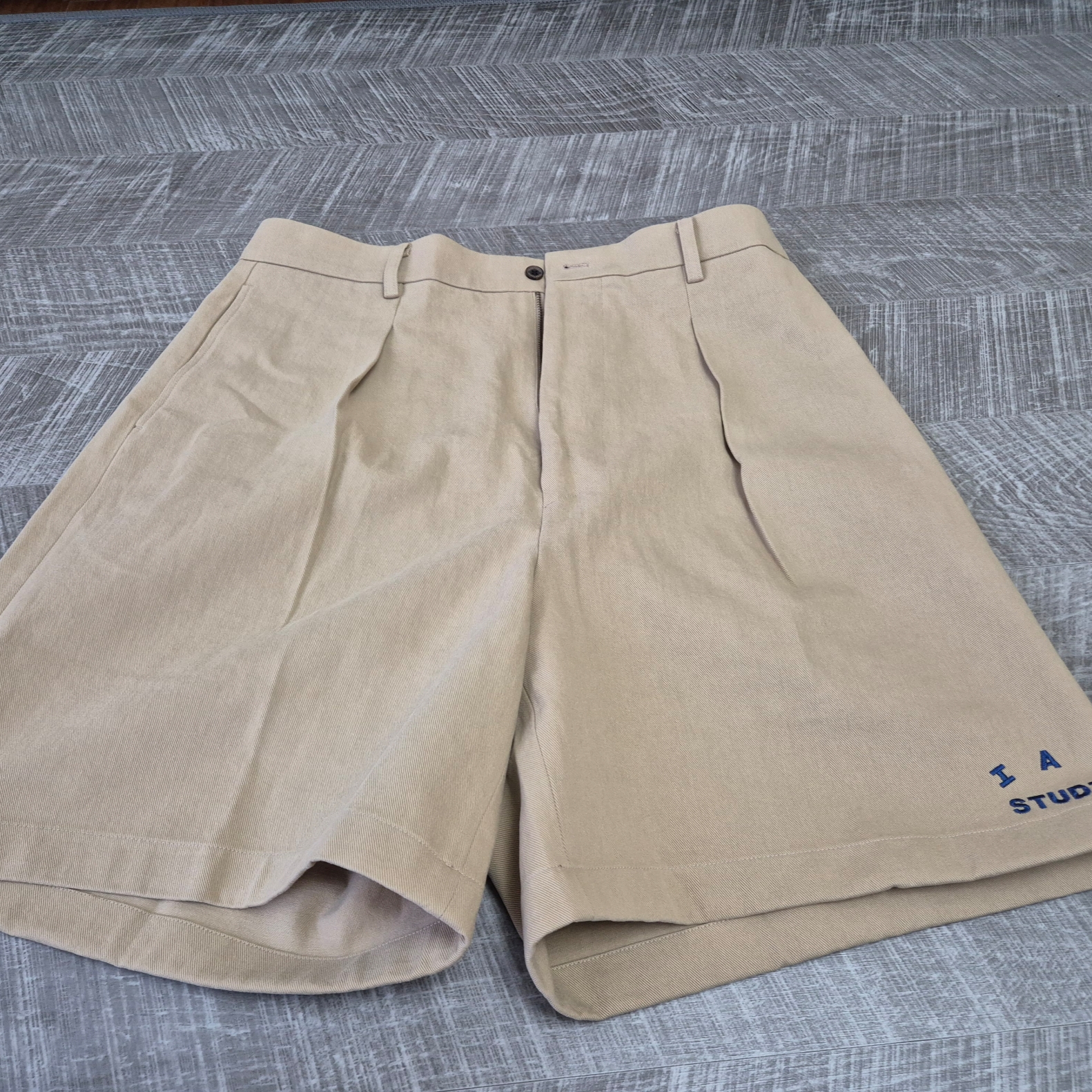 IAB Studio Chino Shorts Beige 착용 스타일