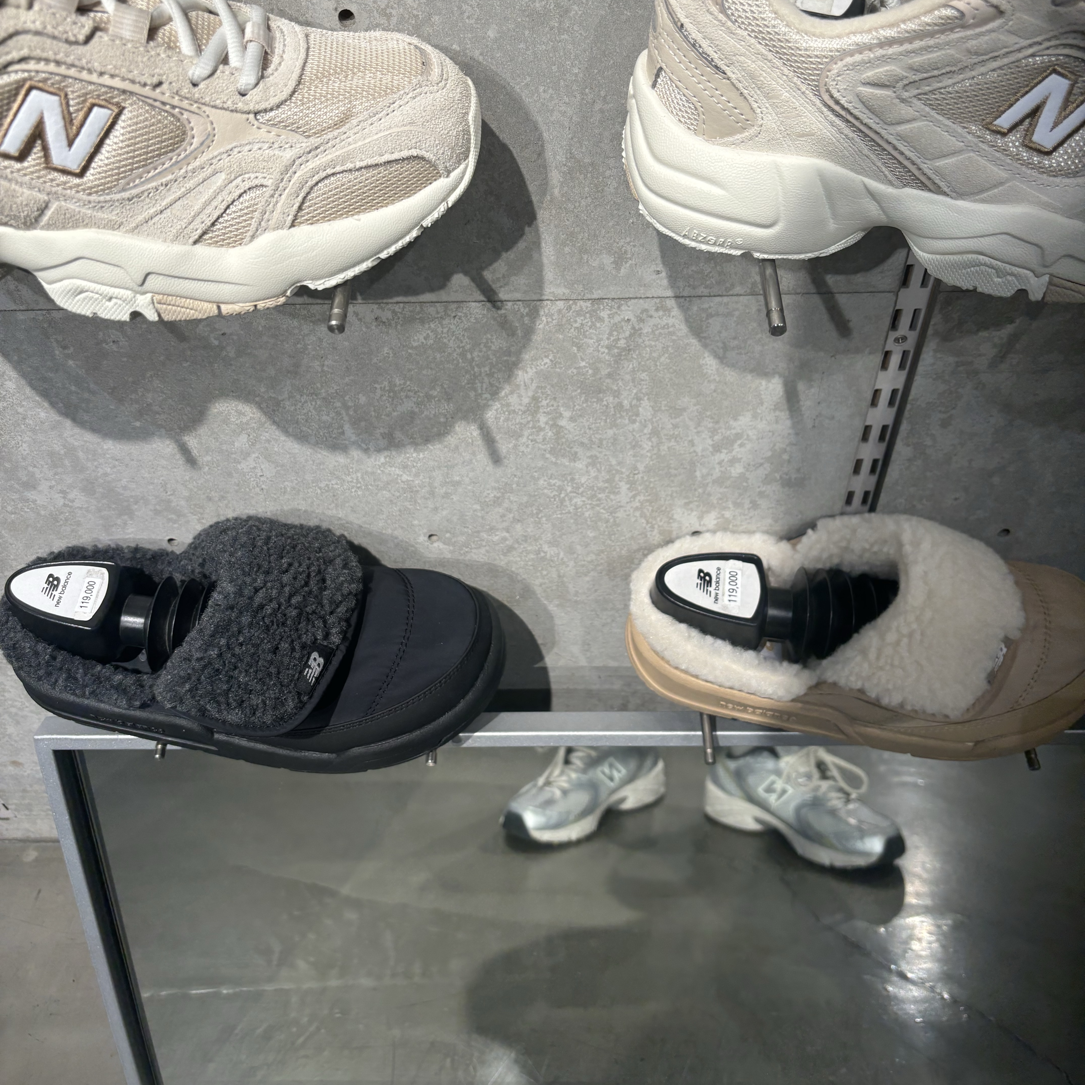 New Balance Puflee v2 Beige, New Balance Puflee v2 Black 착용 스타일 - 1