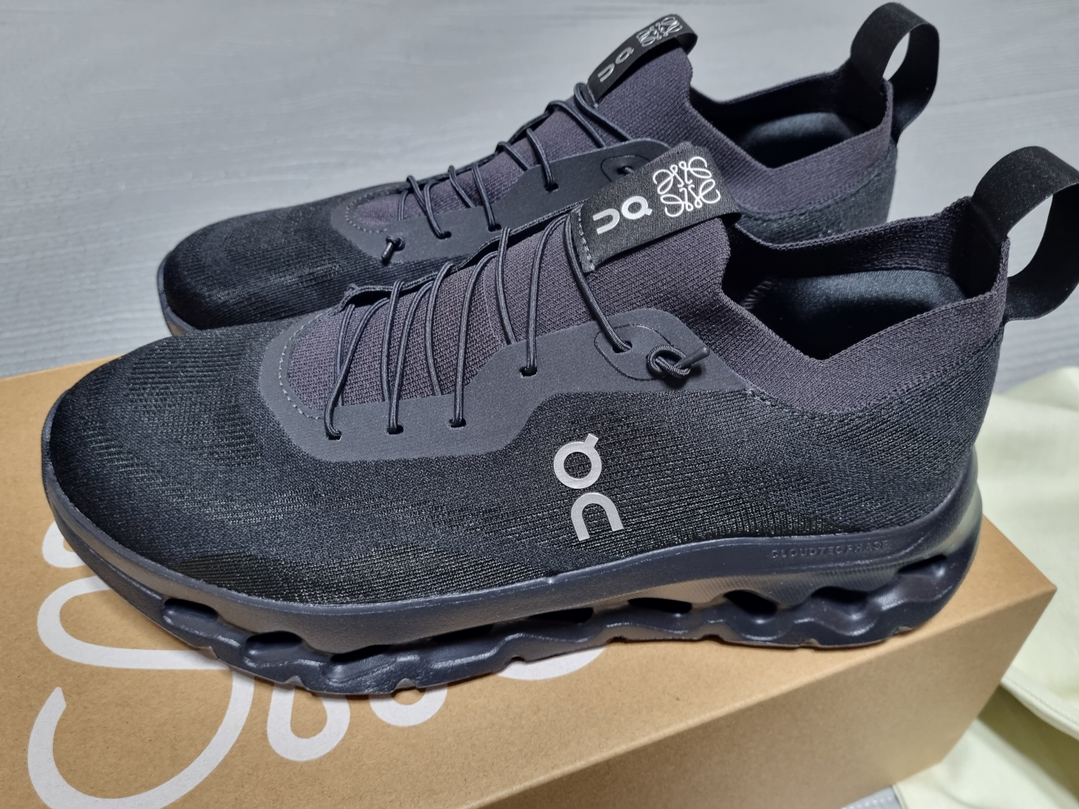 Loewe x On Running Cloudtilt All Black 착용 스타일 - 4