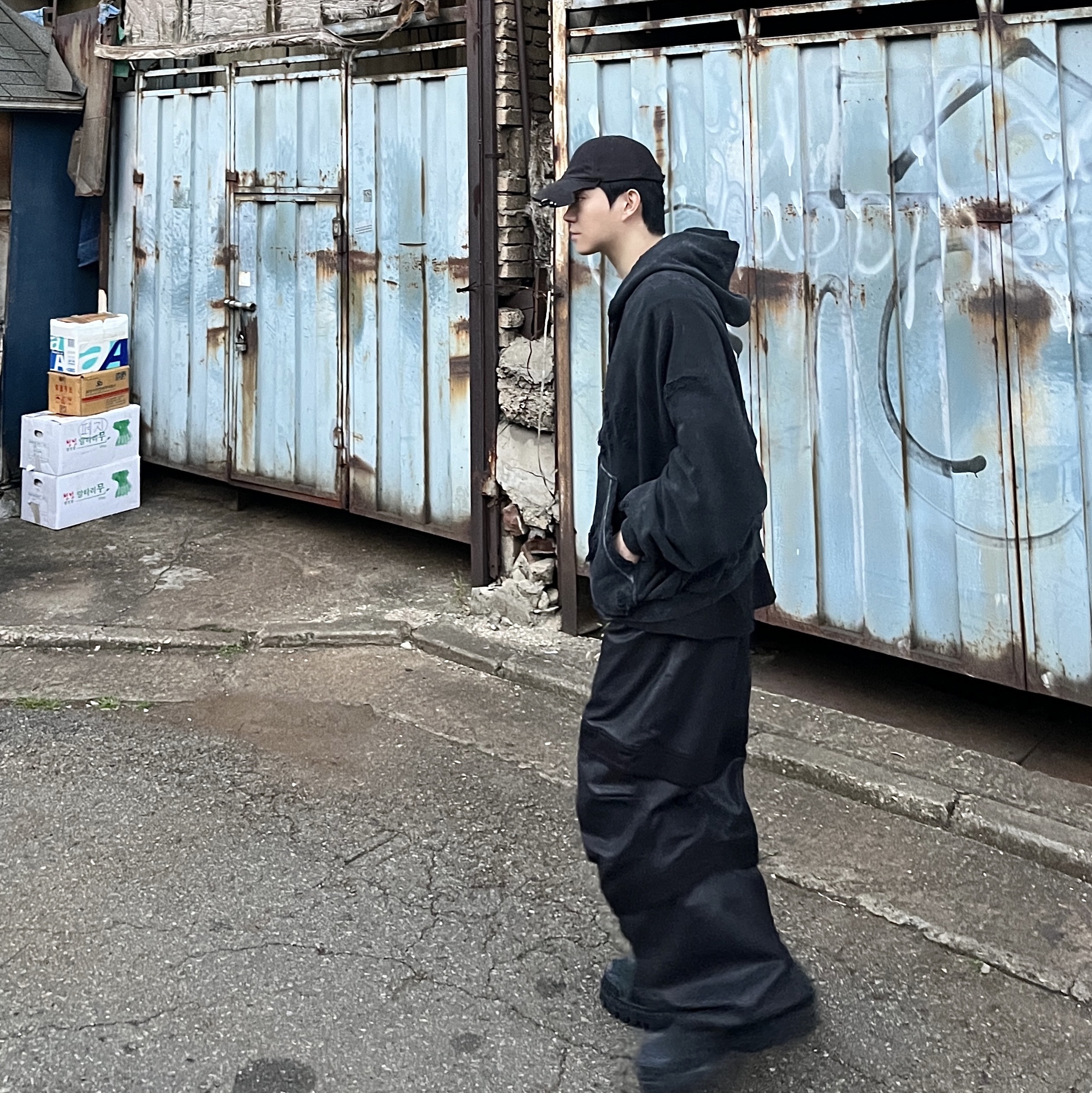 Balenciaga Combat Strike 20mm Boots Black, Farfromwhat Far Layered Work Pants Coated Black 착용 스타일 - 1