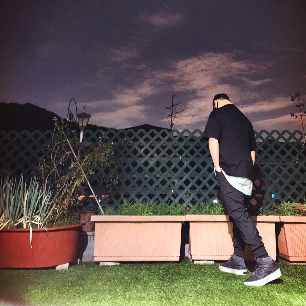 Juun.J Signature Cotton Twill Ballcap Black, Essentials Crewneck T-Shirt Jet Black - 24SS 착용 스타일 - 2