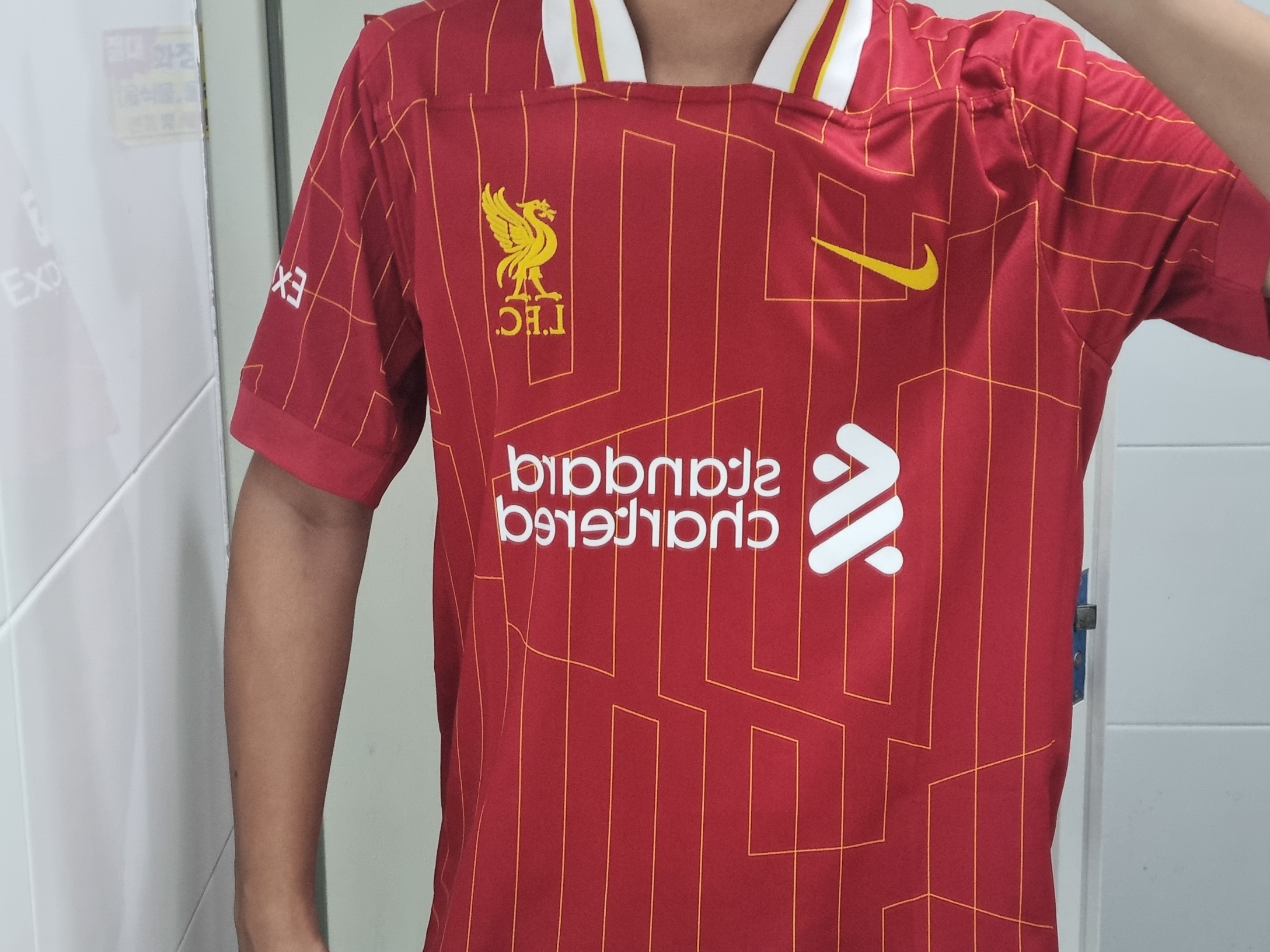 Nike Liverpool FC 2024/25 Dri-Fit Stadium Home Jersey Gym Red White Chrome Yellow (Non Marking Ver.) 착용 스타일 - 1